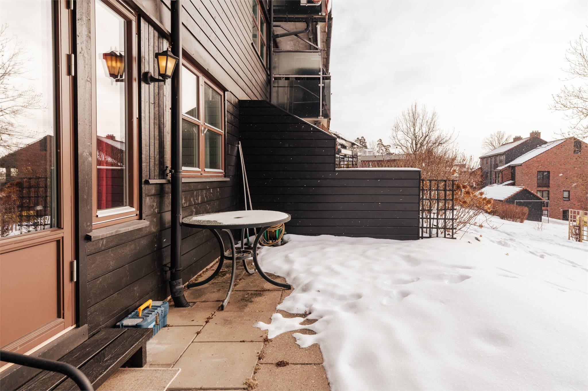 Direkte utgang til en stor, solrik uteplass med mulighet for flere sittegrupper, grill og alt som hører sommeren med.