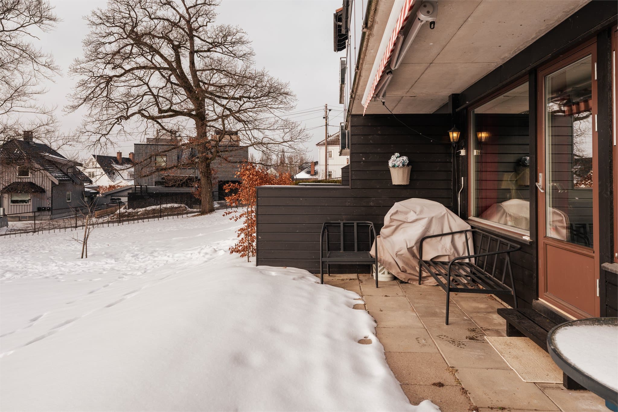 Uteplassen vender mot sydvest og har gode solforhold.