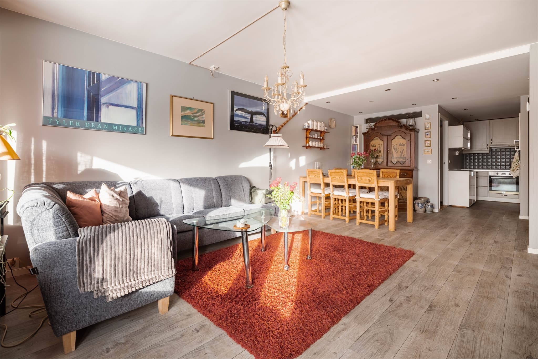 Overflatene er malt i lyse farger og downlights i himlingen sørger for god belysning.