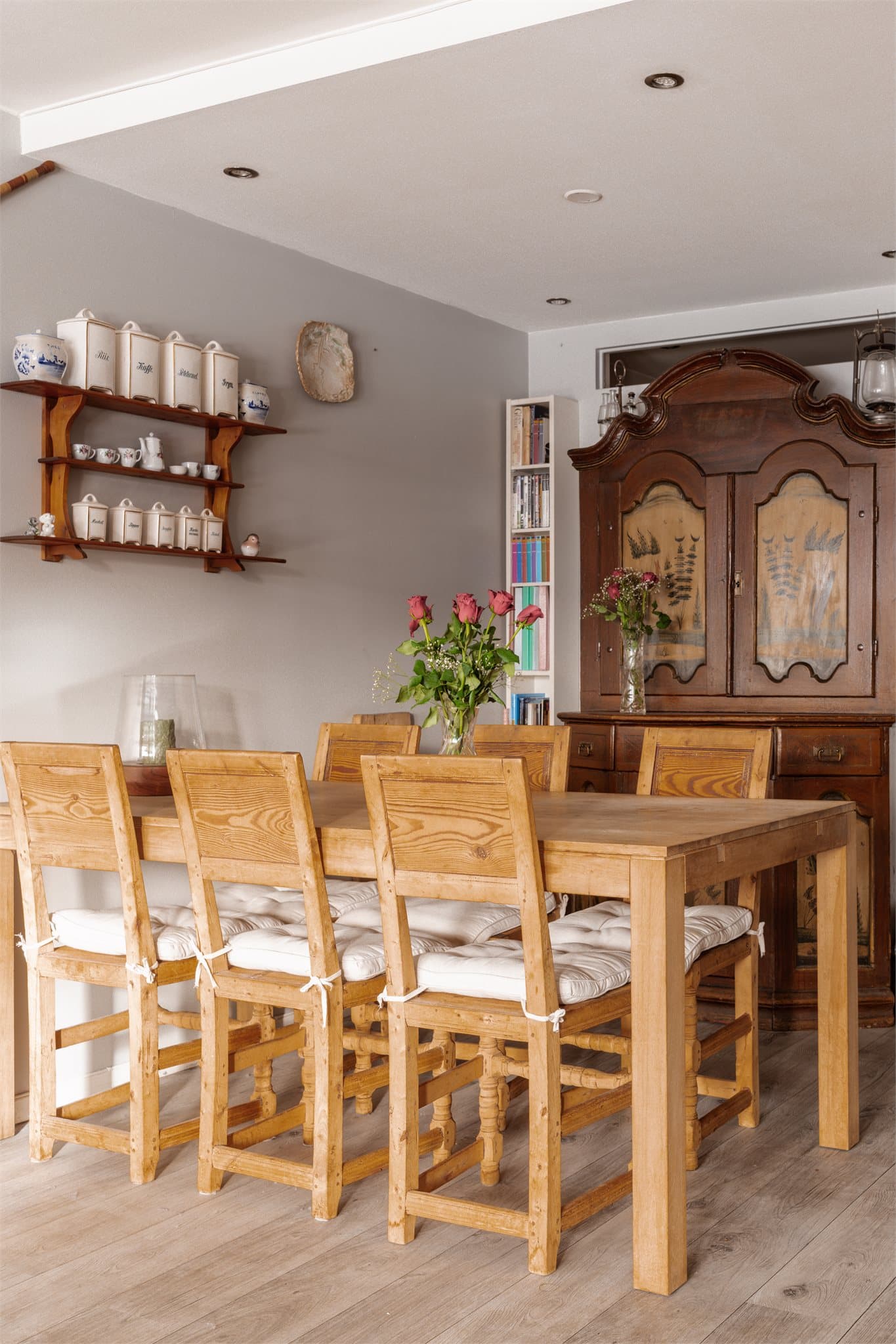 Spisebordet får en naturlig plassering mellom stue- og kjøkkensonen.