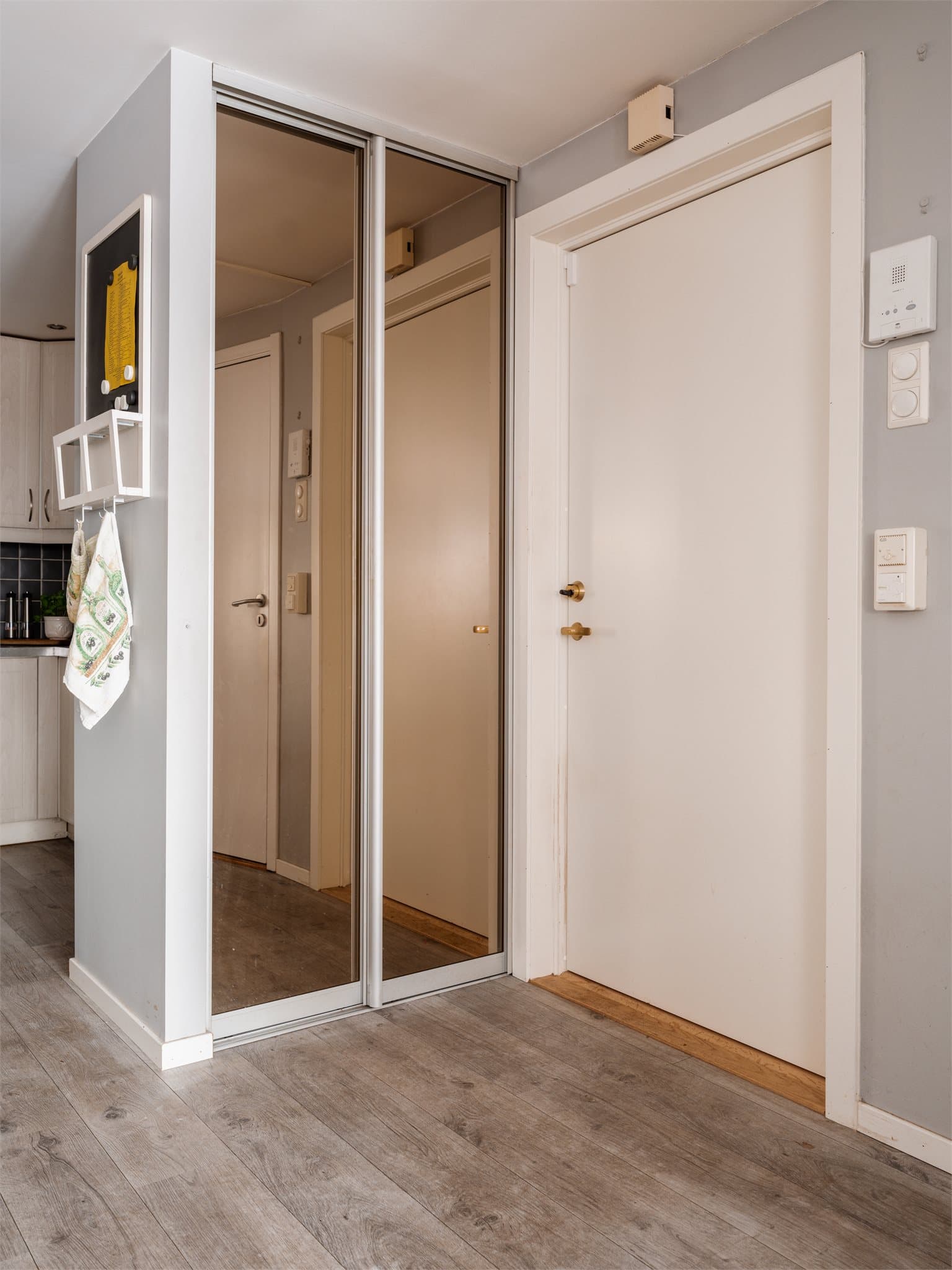 Velkommen inn! Skyvedørsgarderobe med god plass til yttertøy og sko.