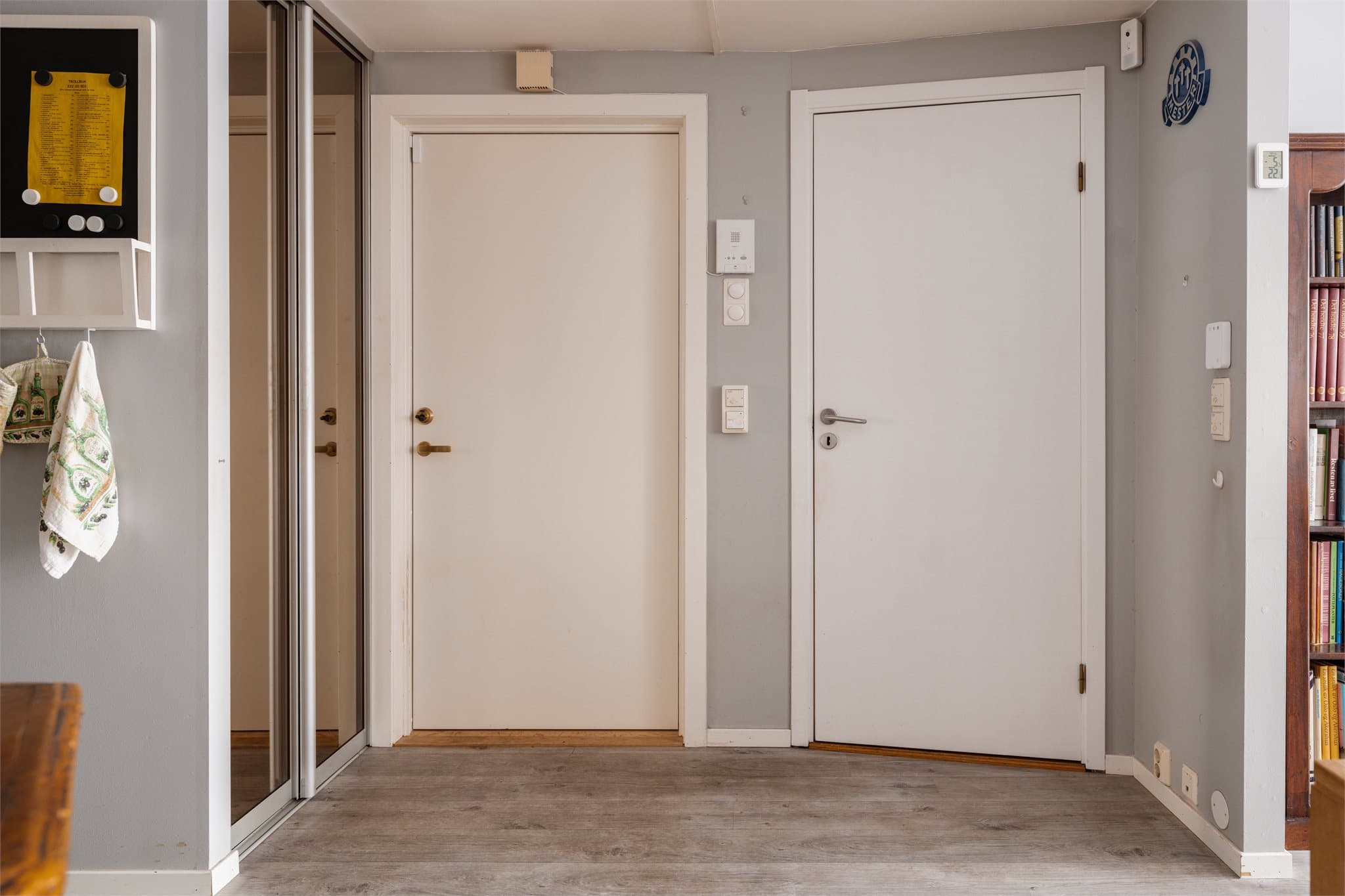 Badet har inngang fra gangen.