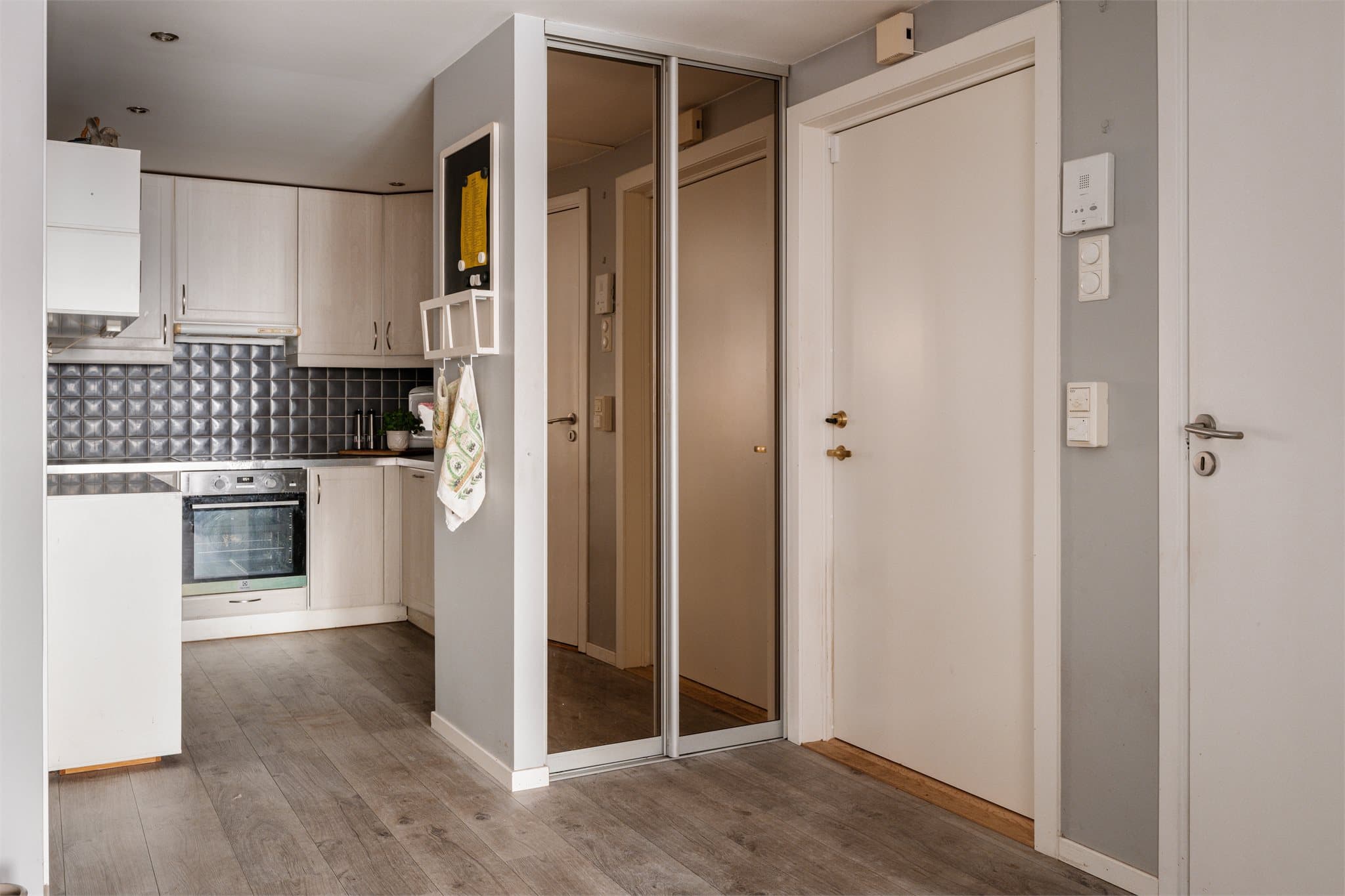 Kjøkkenet ligger delvis adskilt fra stuen, men likevel oppleves det som et åpent og sosialt hjem.