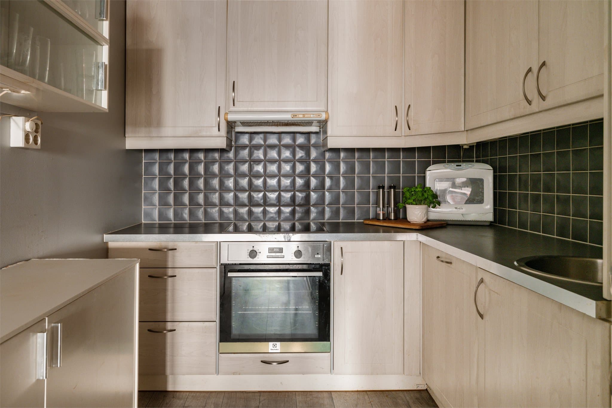 Kjøkkenet er opprinnelig fra 2006, men ble oppgradert i 2015 med nye fronter.