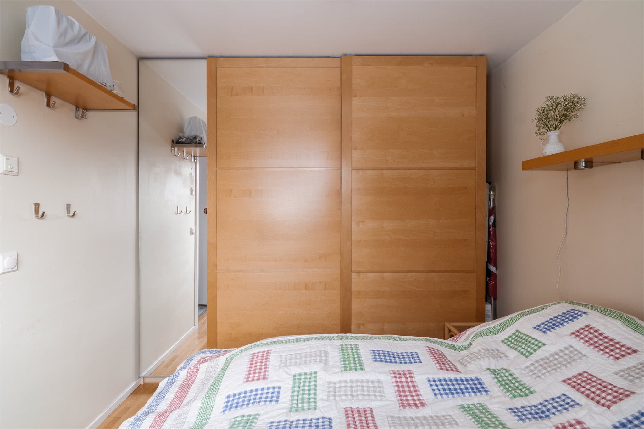 Stor skyvedørsgarderobe sørger for mye lagringsplass.