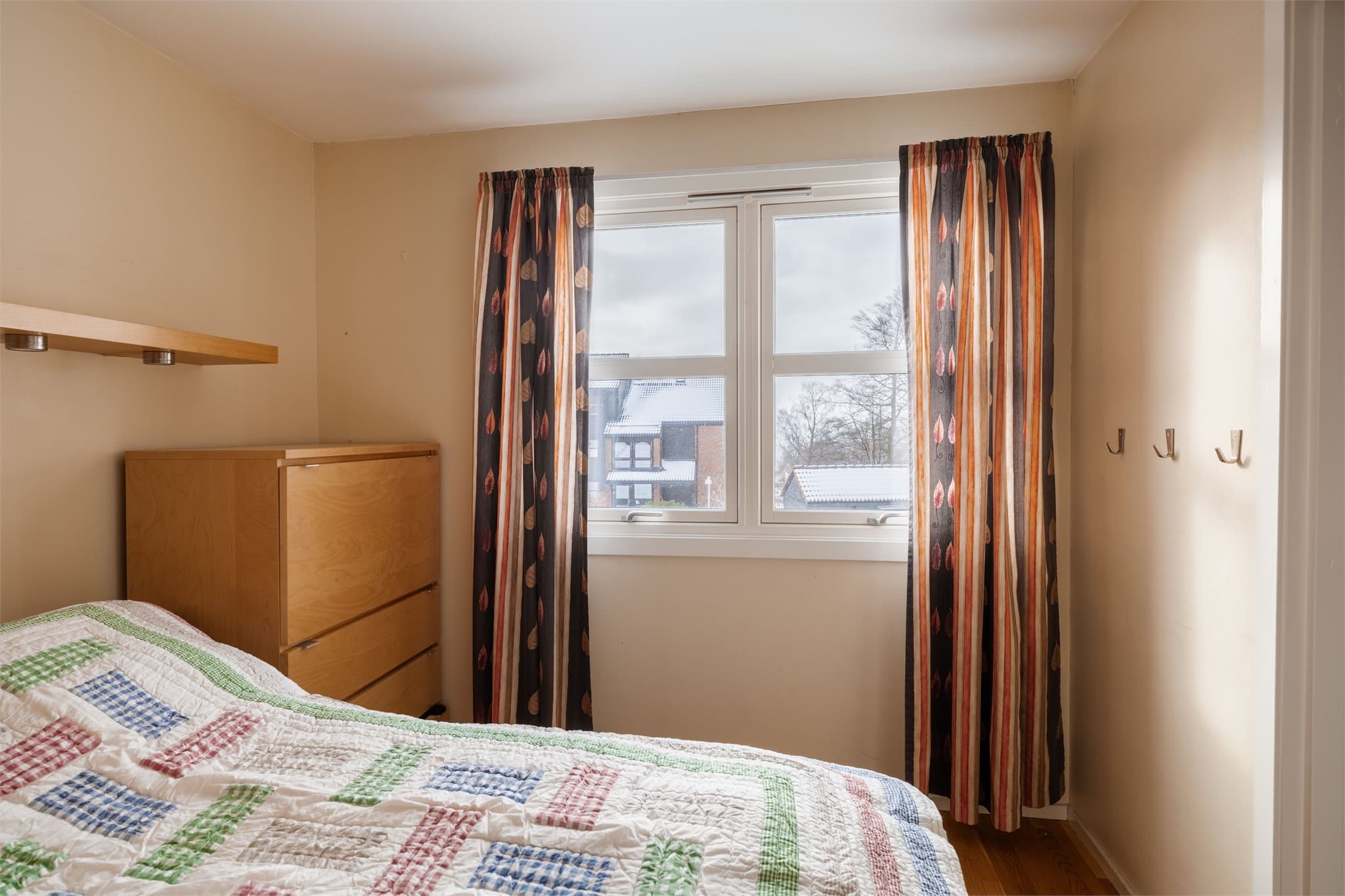 Hovedsoverom med mye naturlig lys.