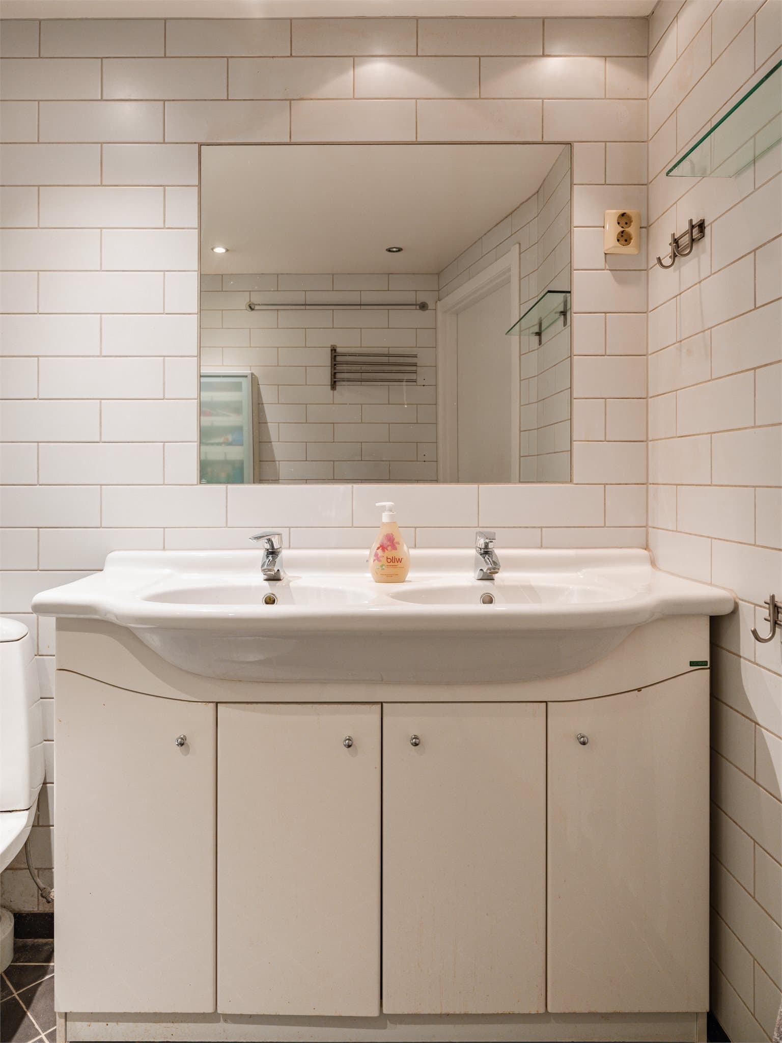 Praktisk baderomsinnredning med god lagringsplass.