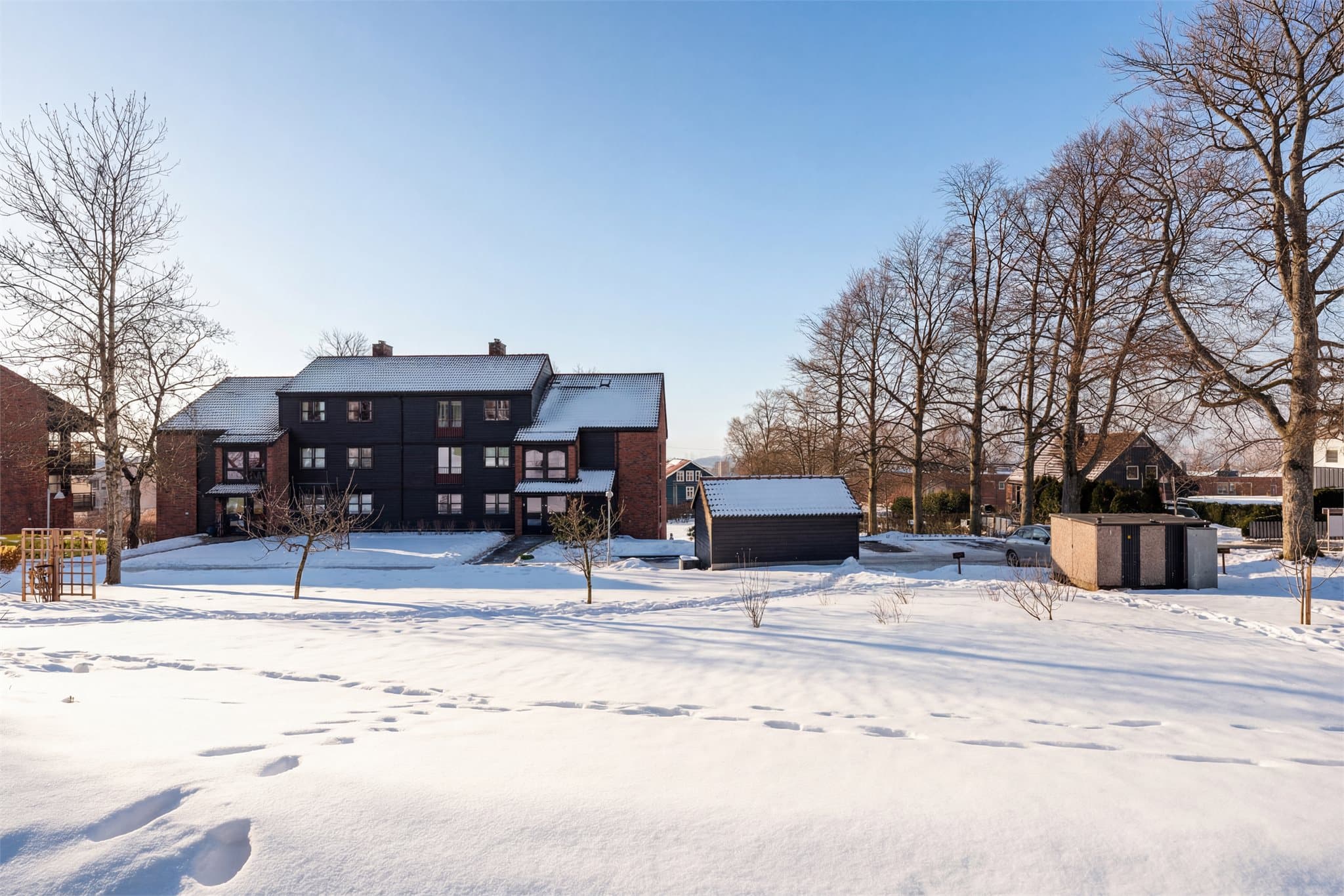 Meget attraktiv beliggenhet i et skjermet og rolig nabolag.