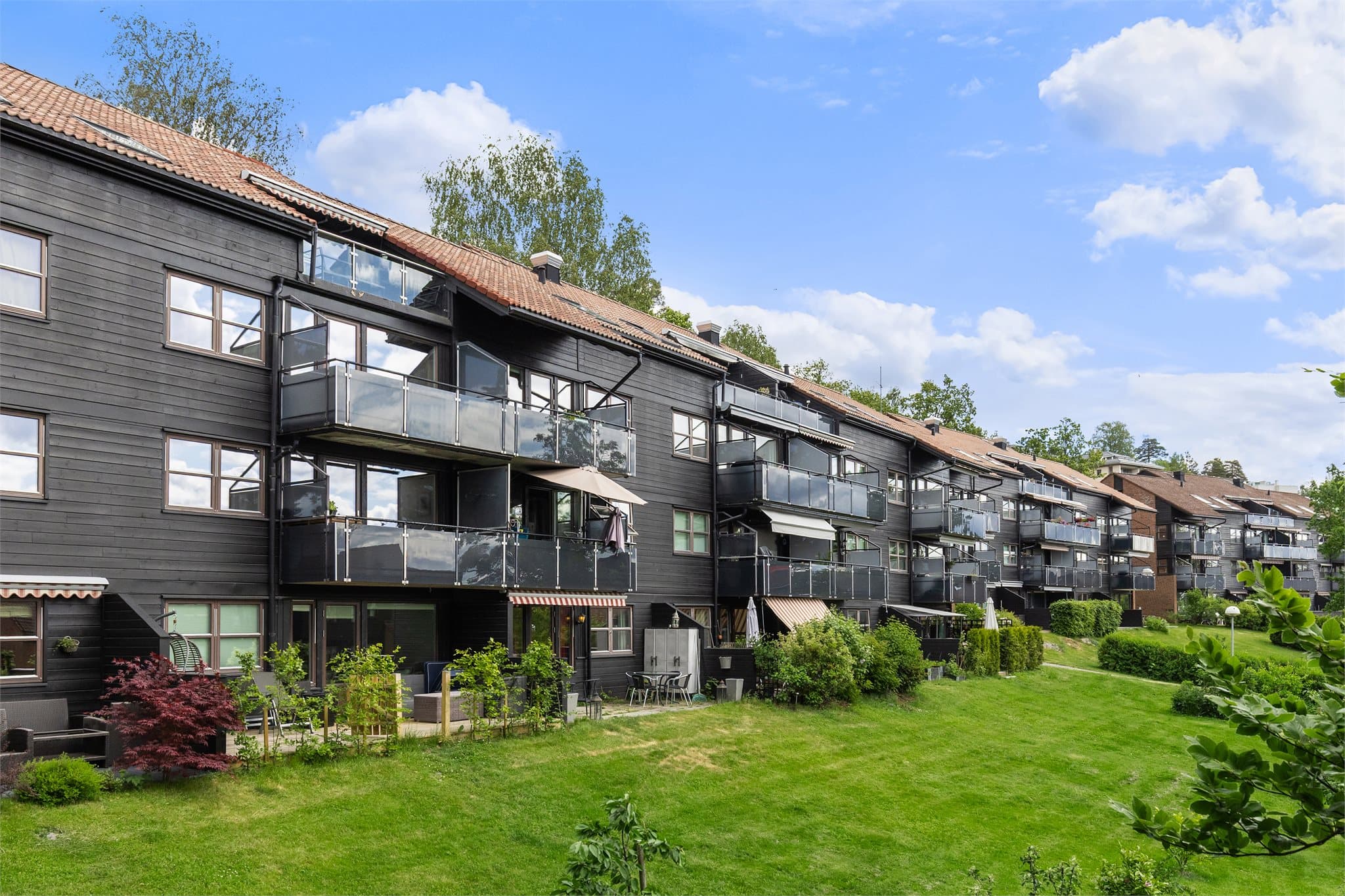 Sommerbilde fra fremsiden! Her kan du gå rett ut på en solrik og frodig uteplass med gode solforhold.