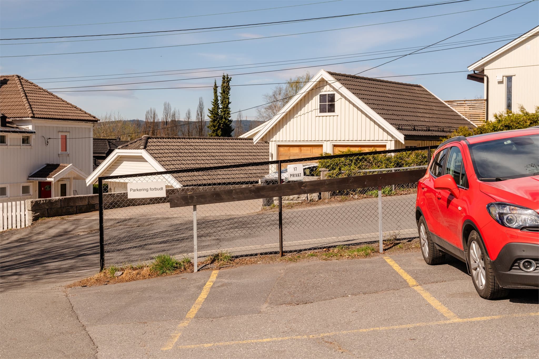 Parkeringsplass nr. 17 medfølger leiligheten.