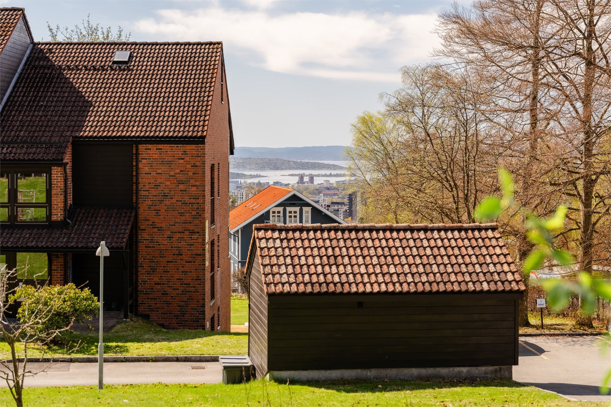 Meget attraktiv beliggenhet i et skjermet og rolig nabolag.