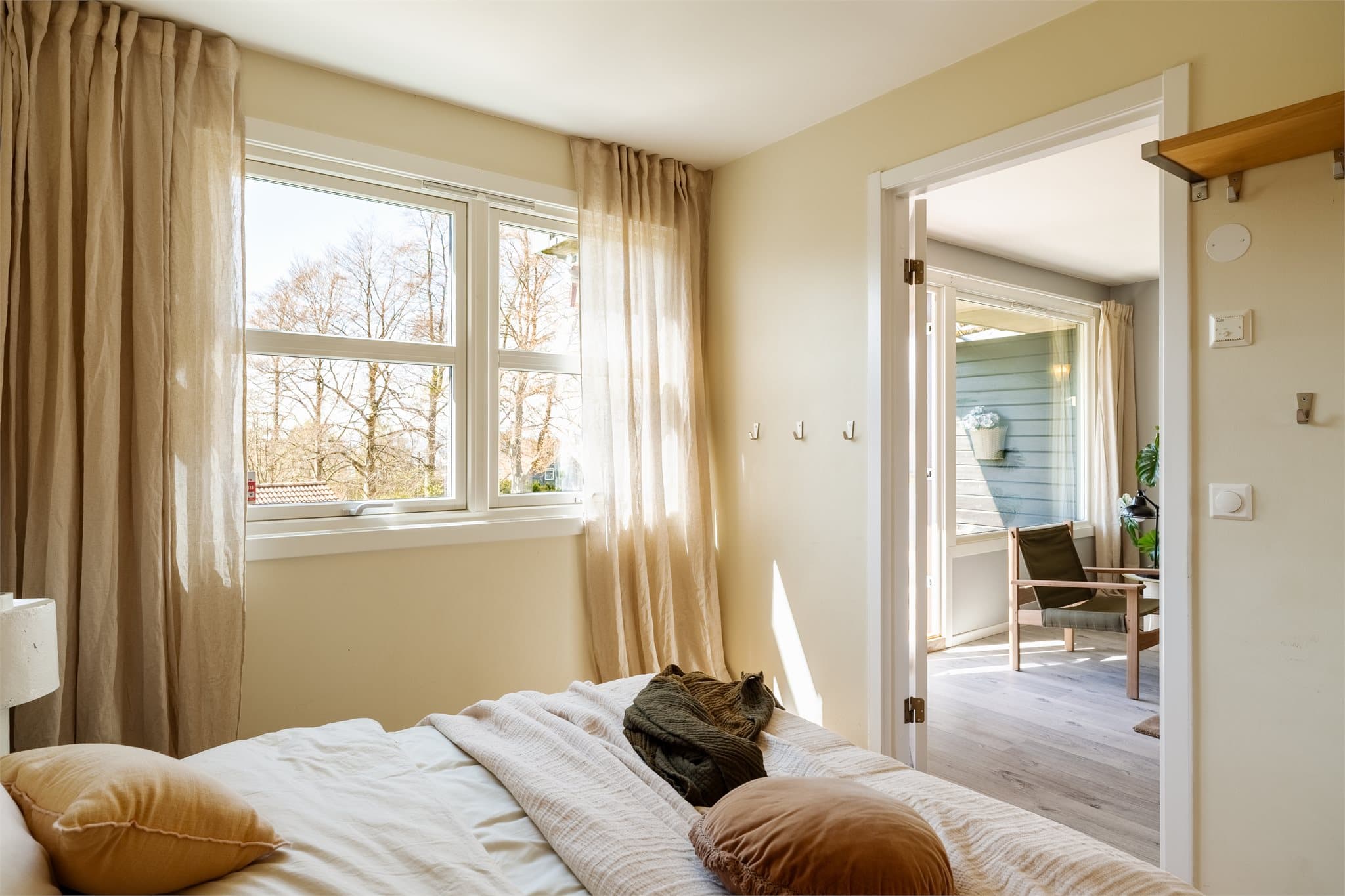 Soverommet oppleves lyst og harmonisk med godt innslipp av dagslys.