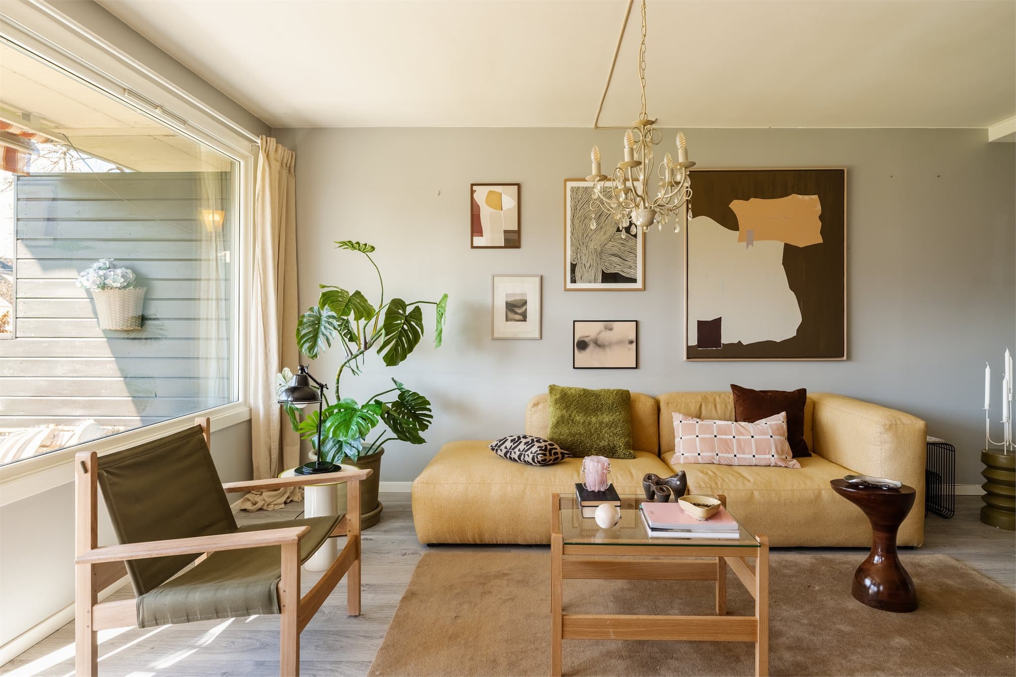 Sofagruppen får sin naturlige plassering ved det store vinduet.