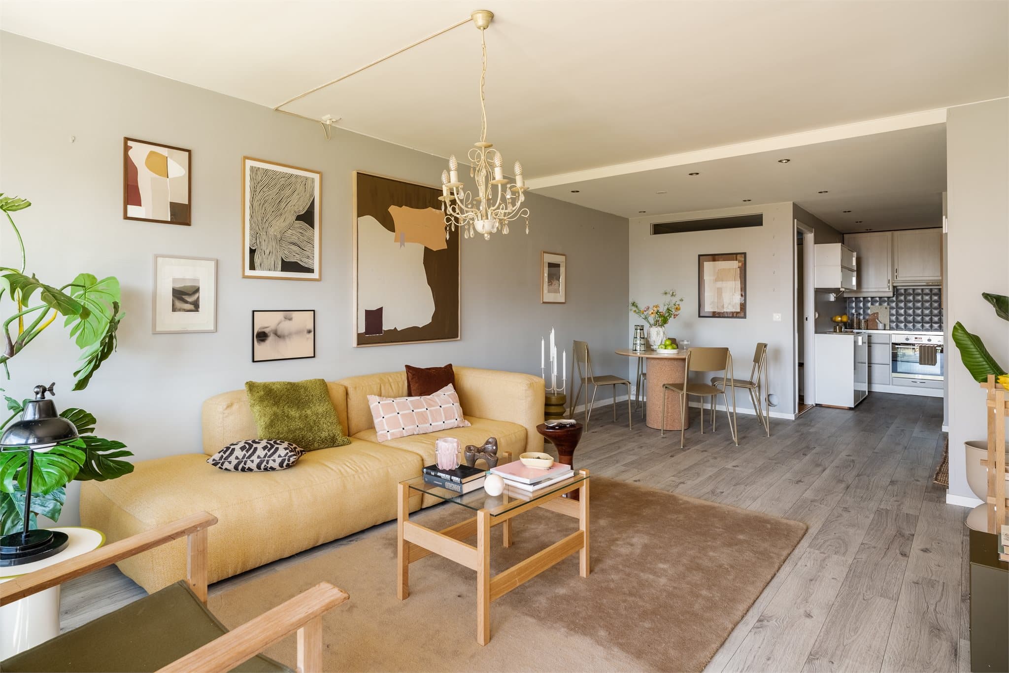 Det er varme i alle gulv i leiligheten, noe som gir ekstra komfort i hverdagen.