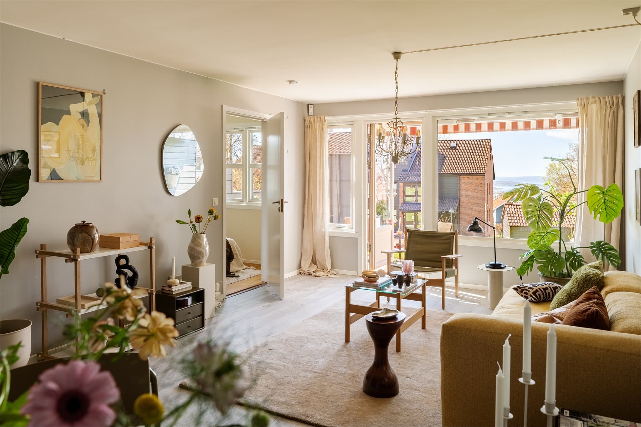 Oppholdsrommet er romslig med god soneinndeling.