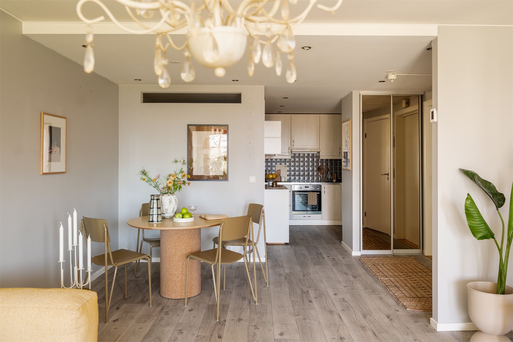 Spisebordet får en naturlig plassering mellom sonene.