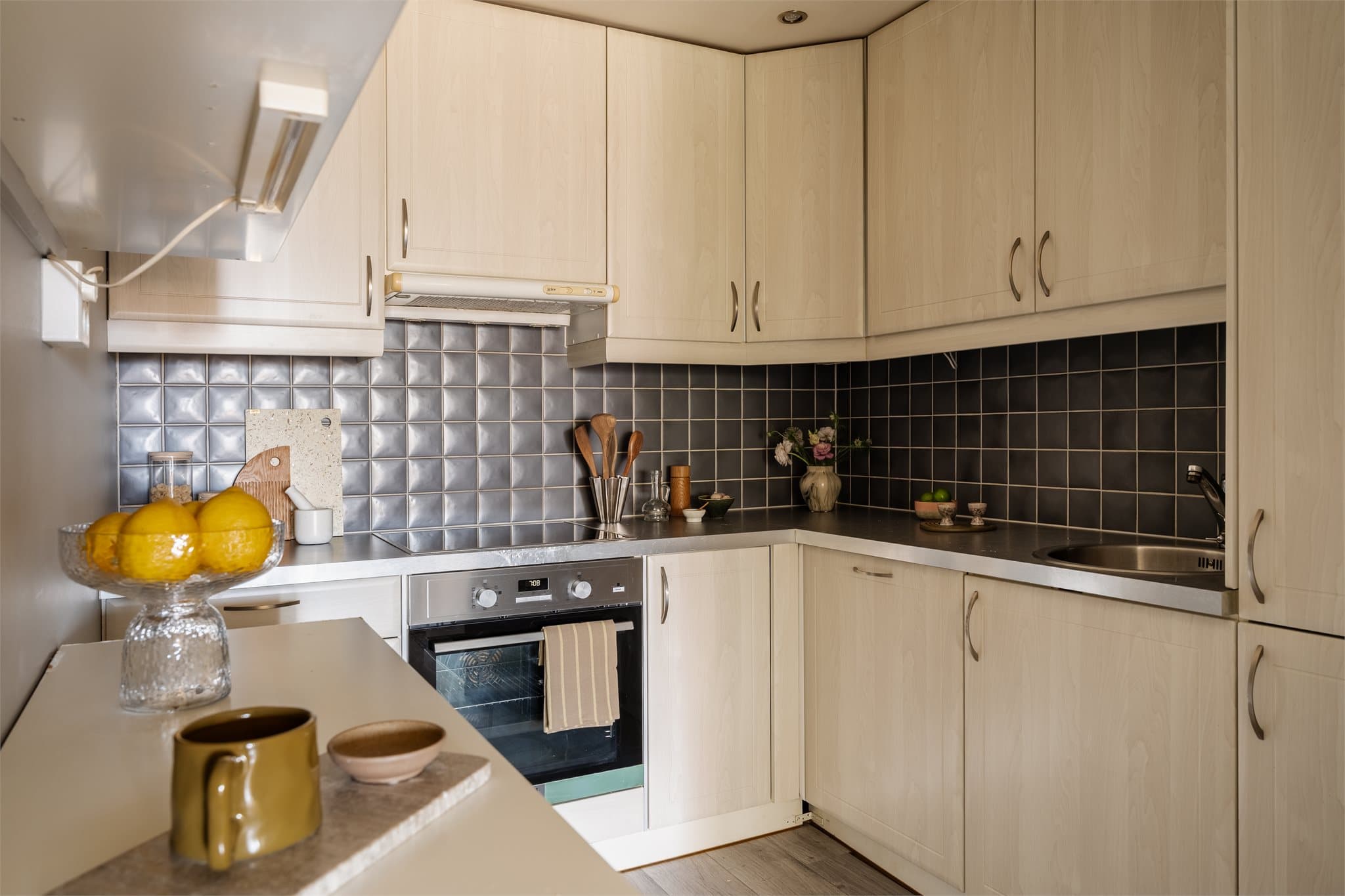 Kjøkkenet ligger delvis adskilt fra stuen, men likevel oppleves det som et åpent og sosialt hjem.