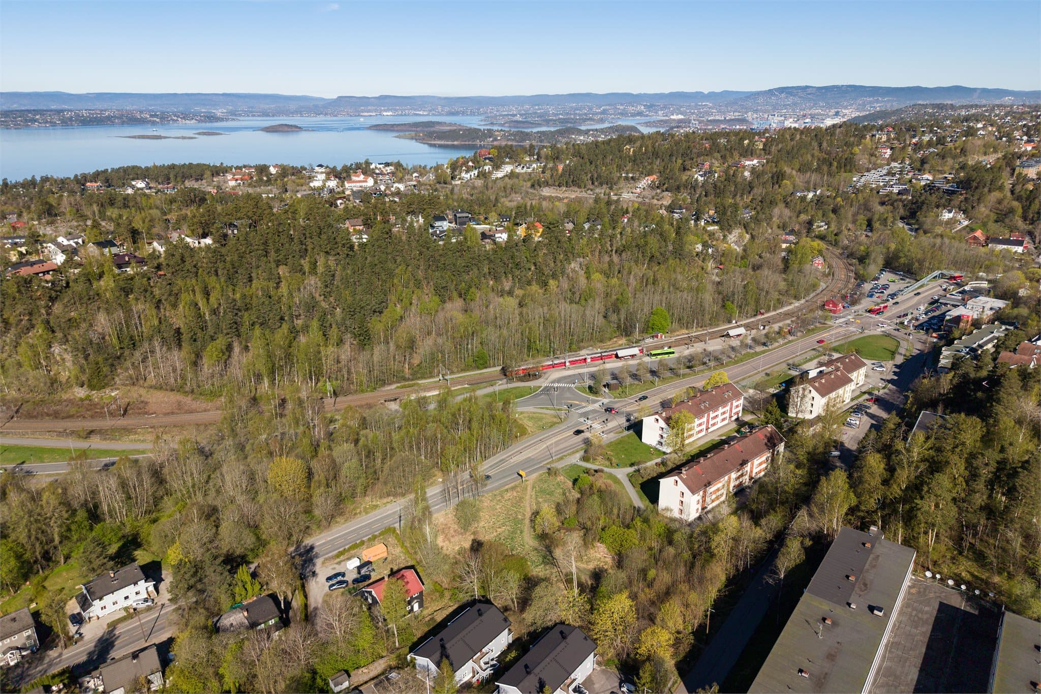 En spennende utviklingstomt med vestvendt beliggenhet, gode solforhold og flott utsikt.