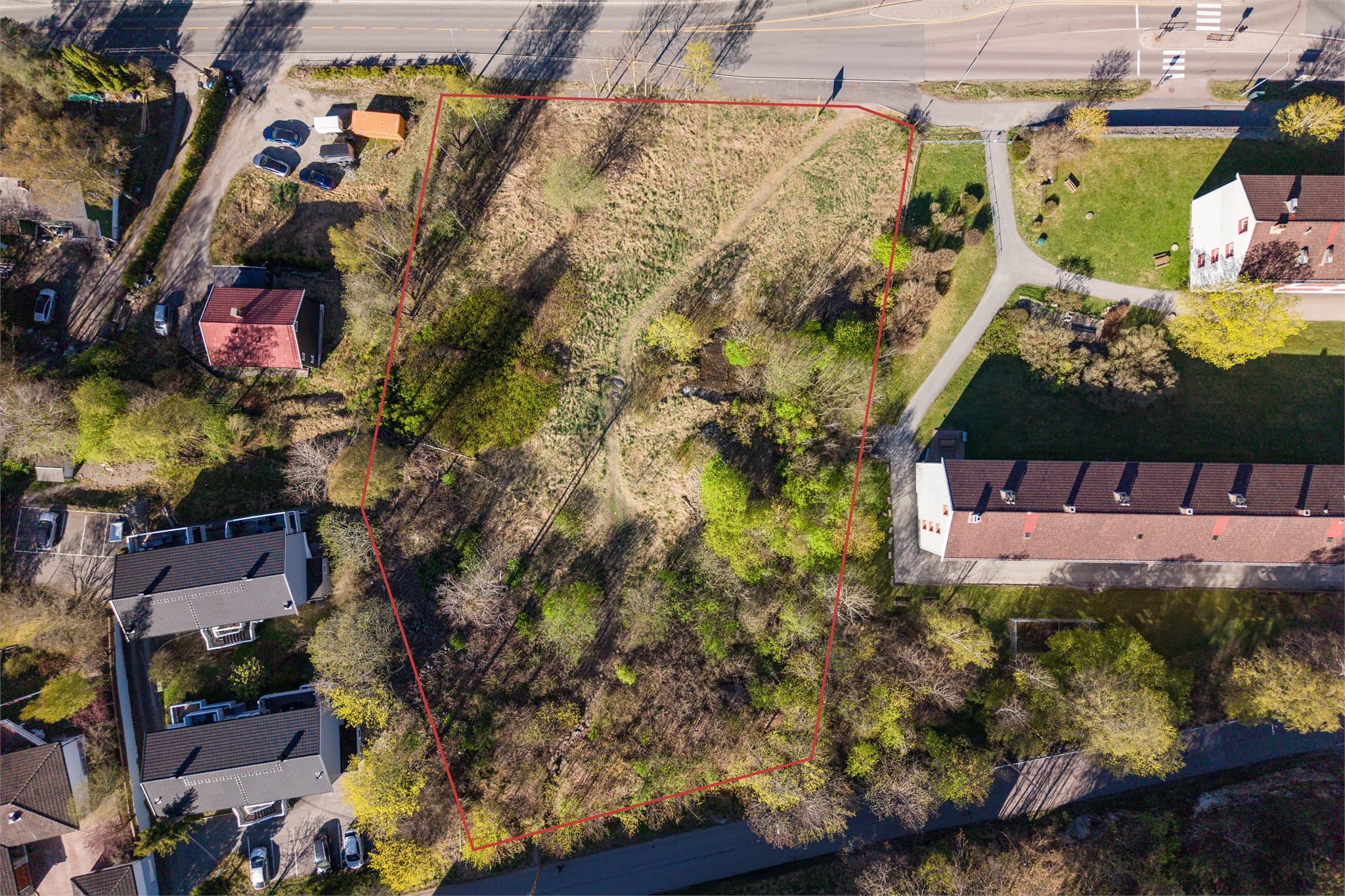 Tomten ligger i skrånende terreng fra øst mot vest, med et naturlig platå på midt/øvre del av eiendommen. Sol- og utsiktsforholdene er gode, særlig vestvendt, hvor prosjektet er orientert for å utnytte både lys og utsikt.