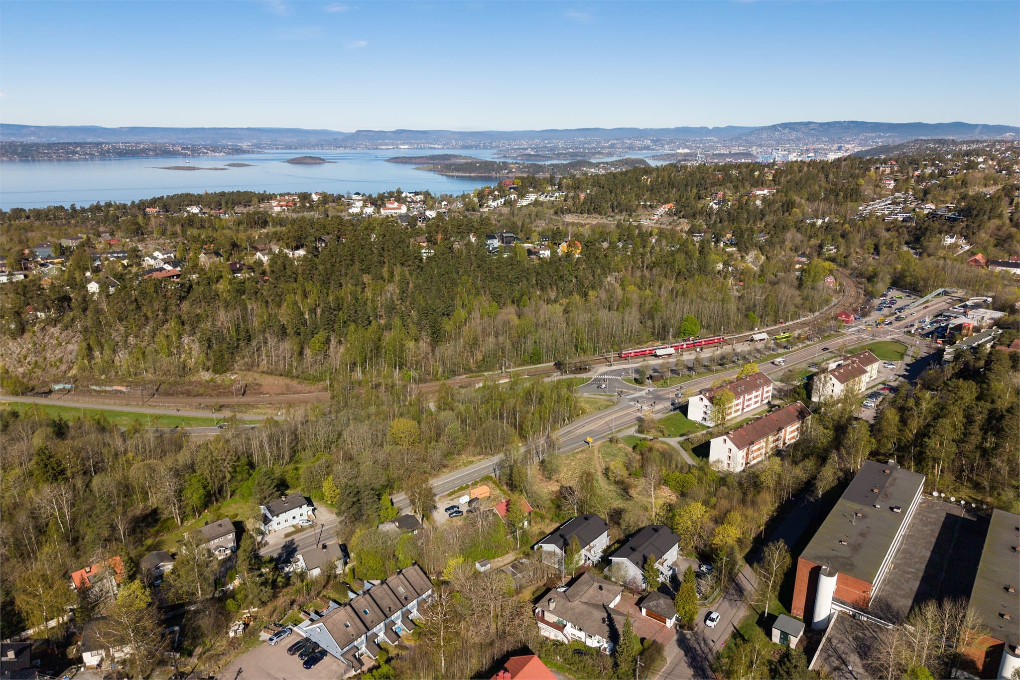 Det er kort avstand til kollektivtransport med både buss og tog fra Hauketo stasjon, som gir effektiv forbindelse til Oslo sentrum og øvrige deler av regionen.
