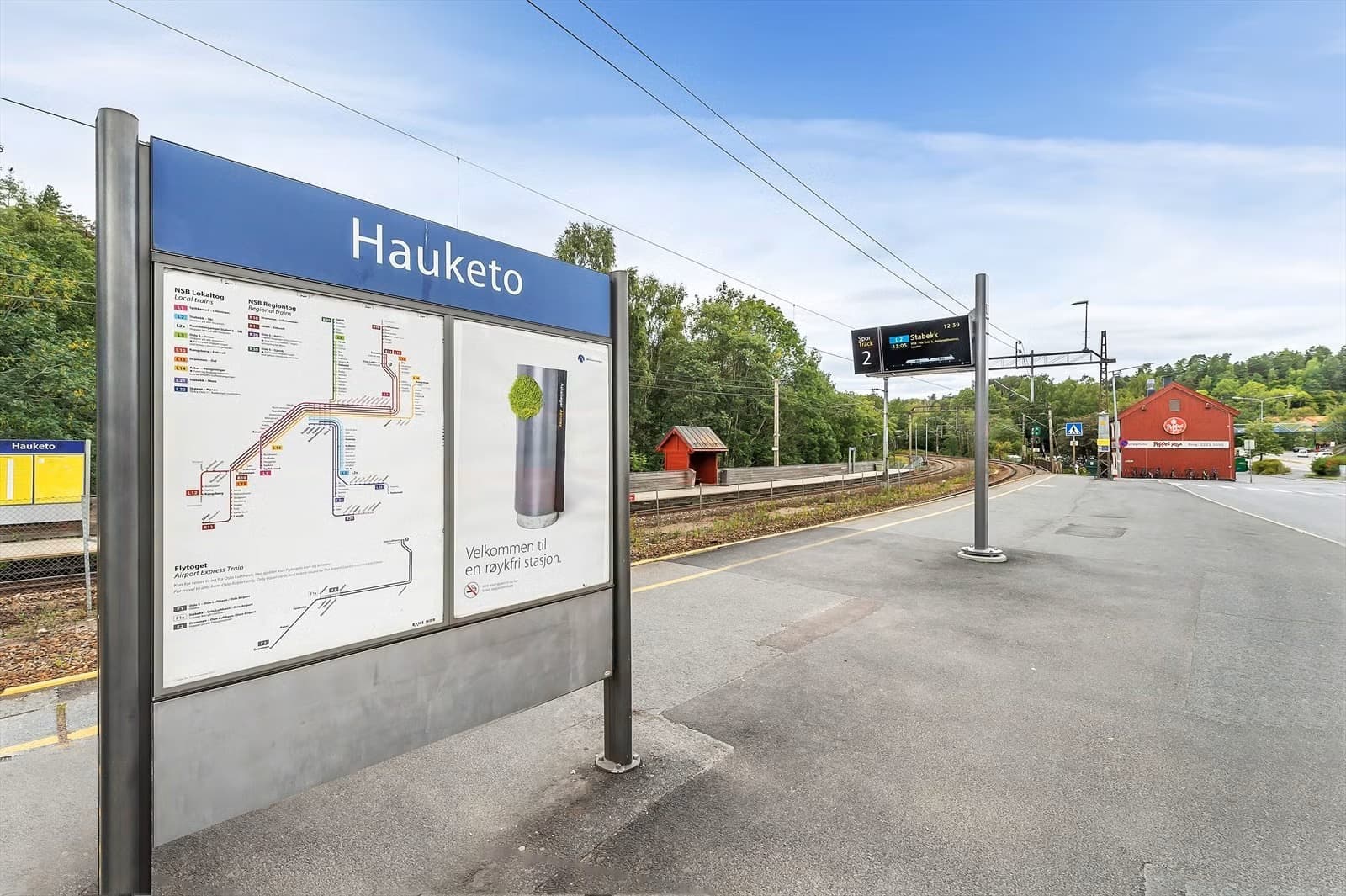 Hauketo stasjon ligger i umiddelbar nærhet til eiendommen og gir enkel tilgang til både Oslo sentrum og områdene rundt med tog og kollektivtransport.