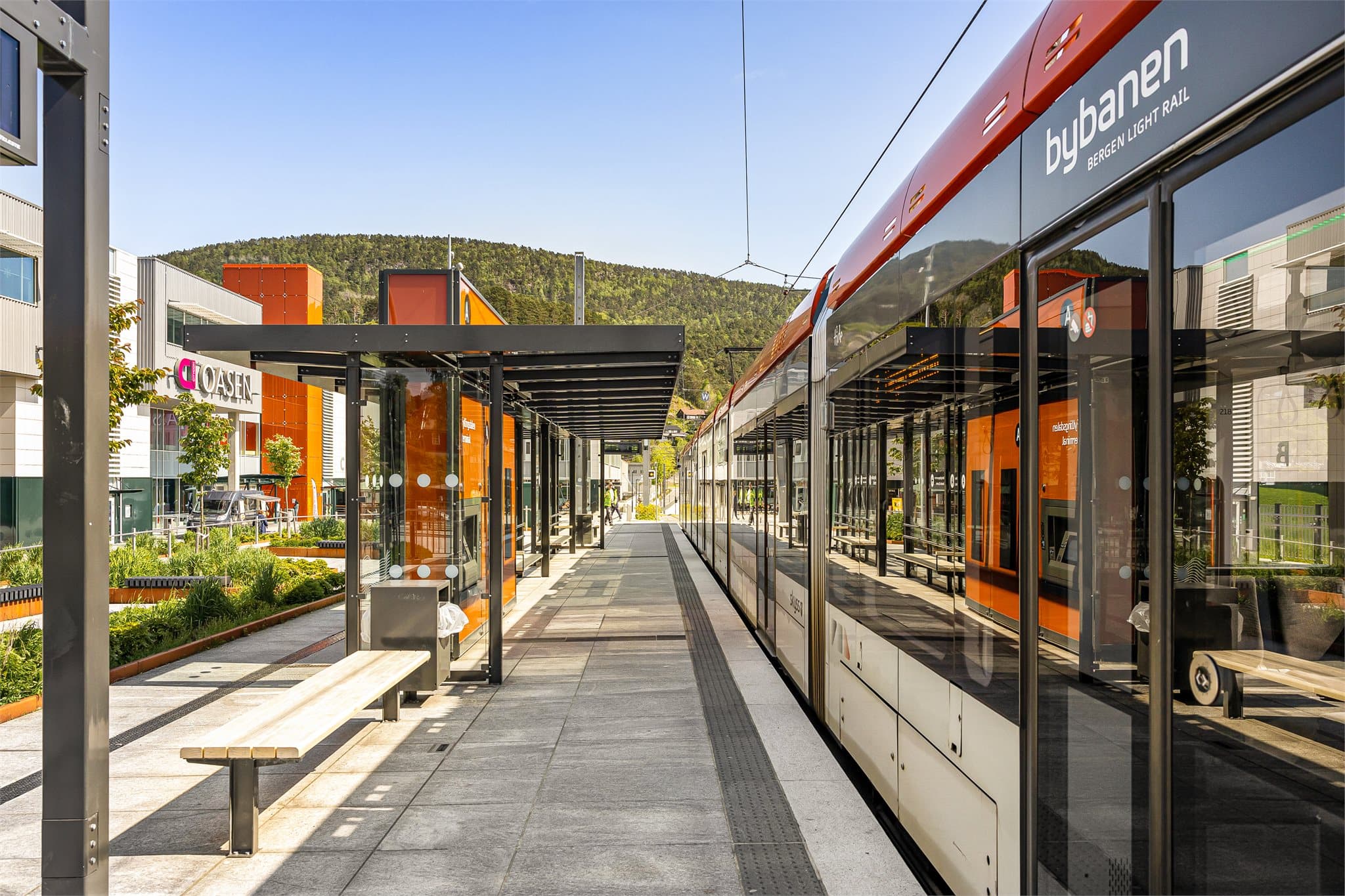 Med Bybanen like utenfor døren har du gode forbindelser til Bergen sentrum, Haukeland universitetssjukehus og studiestedene HVL og BI – ideelt for både studenter og pendlere!