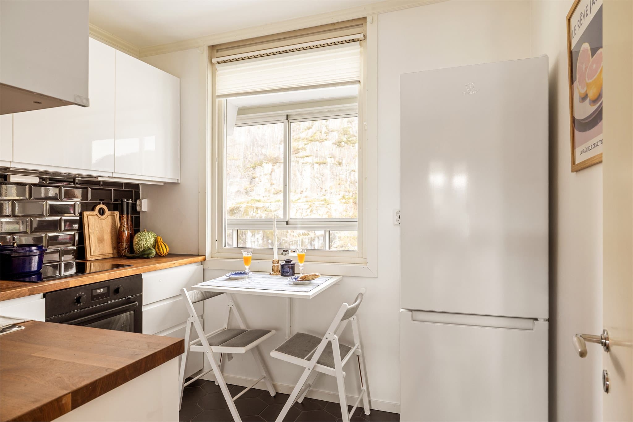 Nyt morgenkaffen ved kjøkkenvinduet! Her er det plass til en liten spisegruppe med naturlig dagslys.