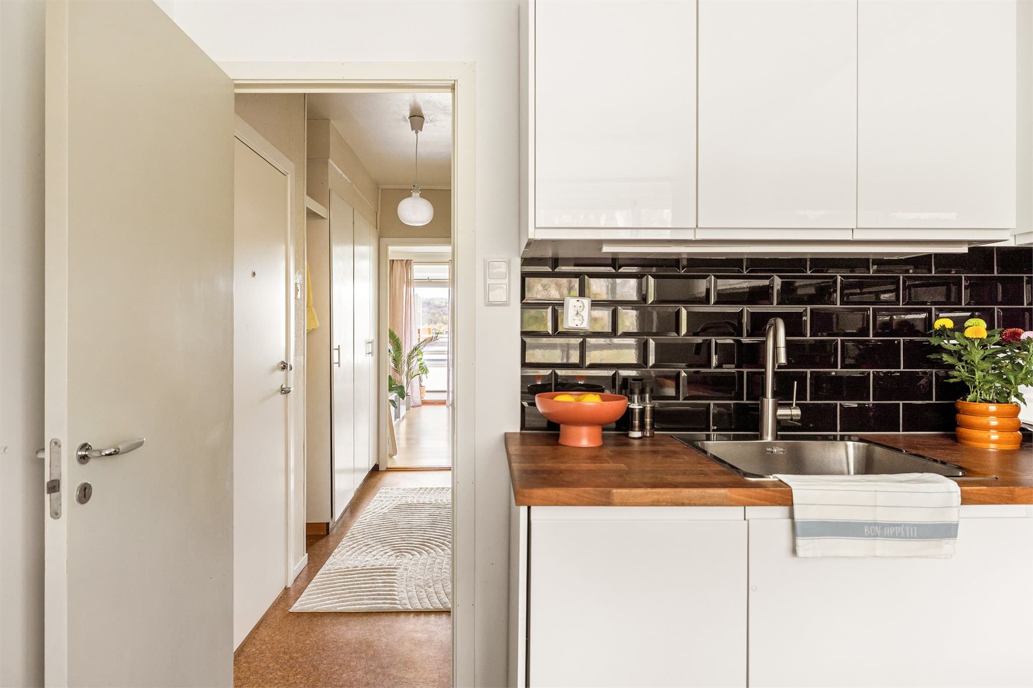 Separat kjøkken på 6,5 m² med moderne IKEA-innredning fra 2023 – en praktisk løsning som gir et naturlig skille mellom matlaging og oppholdsrom.