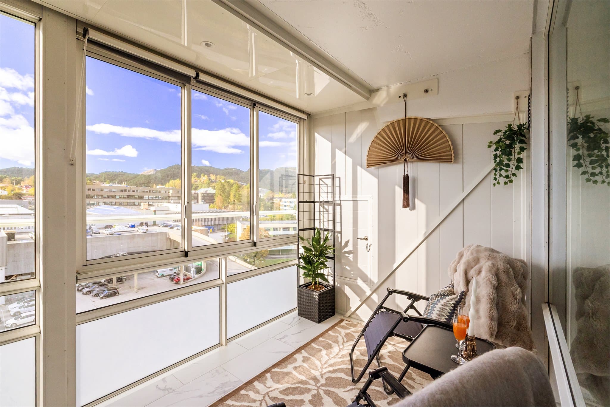 Vestvendt og innglasset balkong på ca. 8 m² – en fin forlengelse av stuen med utsikt over nærområdet.