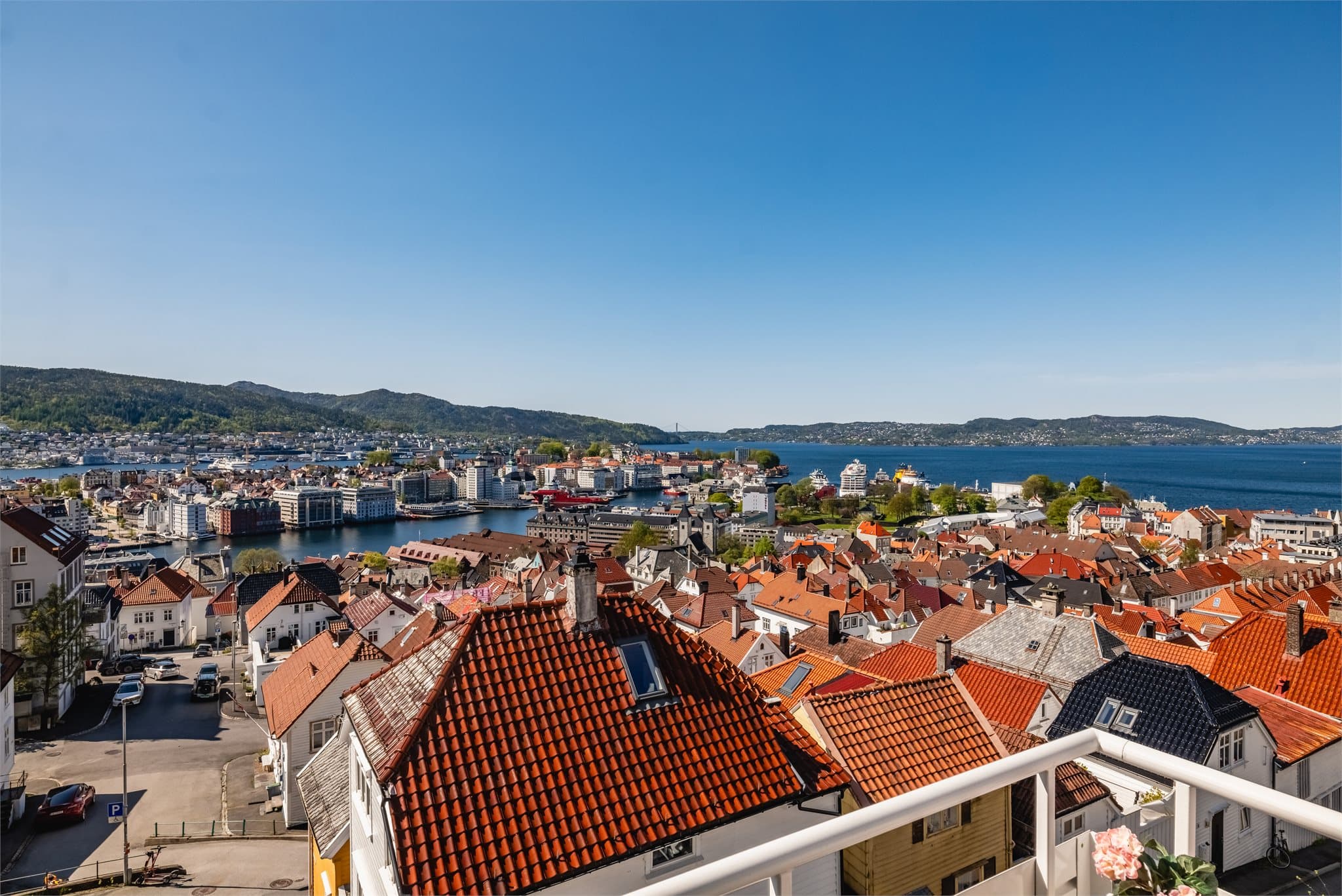 - Dagligvarebutikkene Meny og Joker ligger begge en 5 minutters spasertur fra egen inngangsdør -