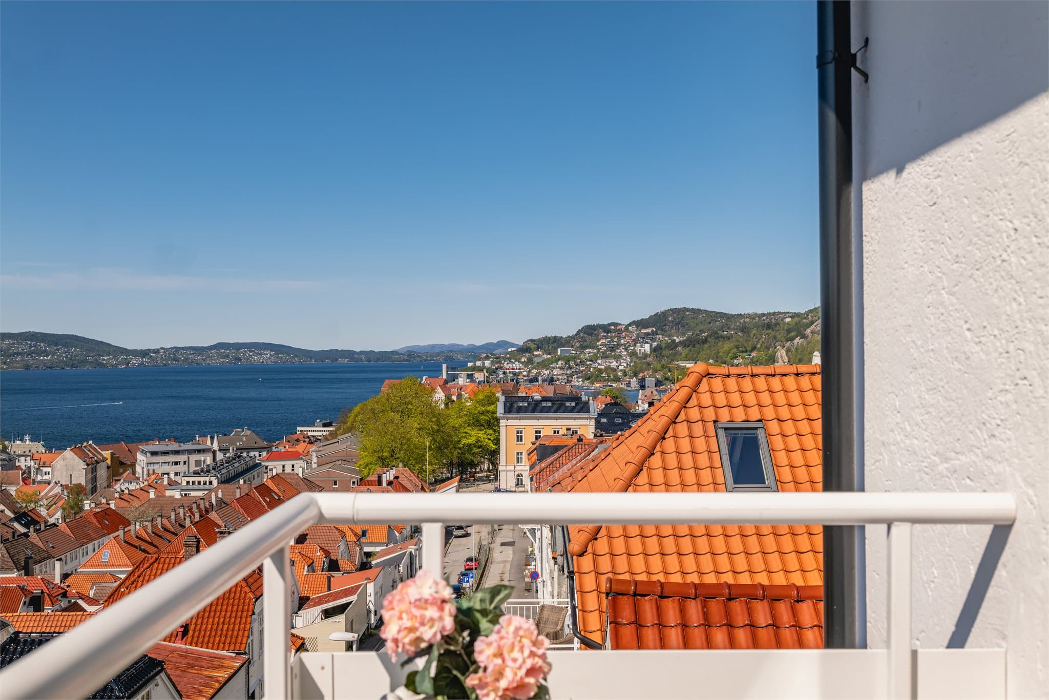 - Området byr på mange flotte turområder, som Fløyen og Stoltzekleiven -