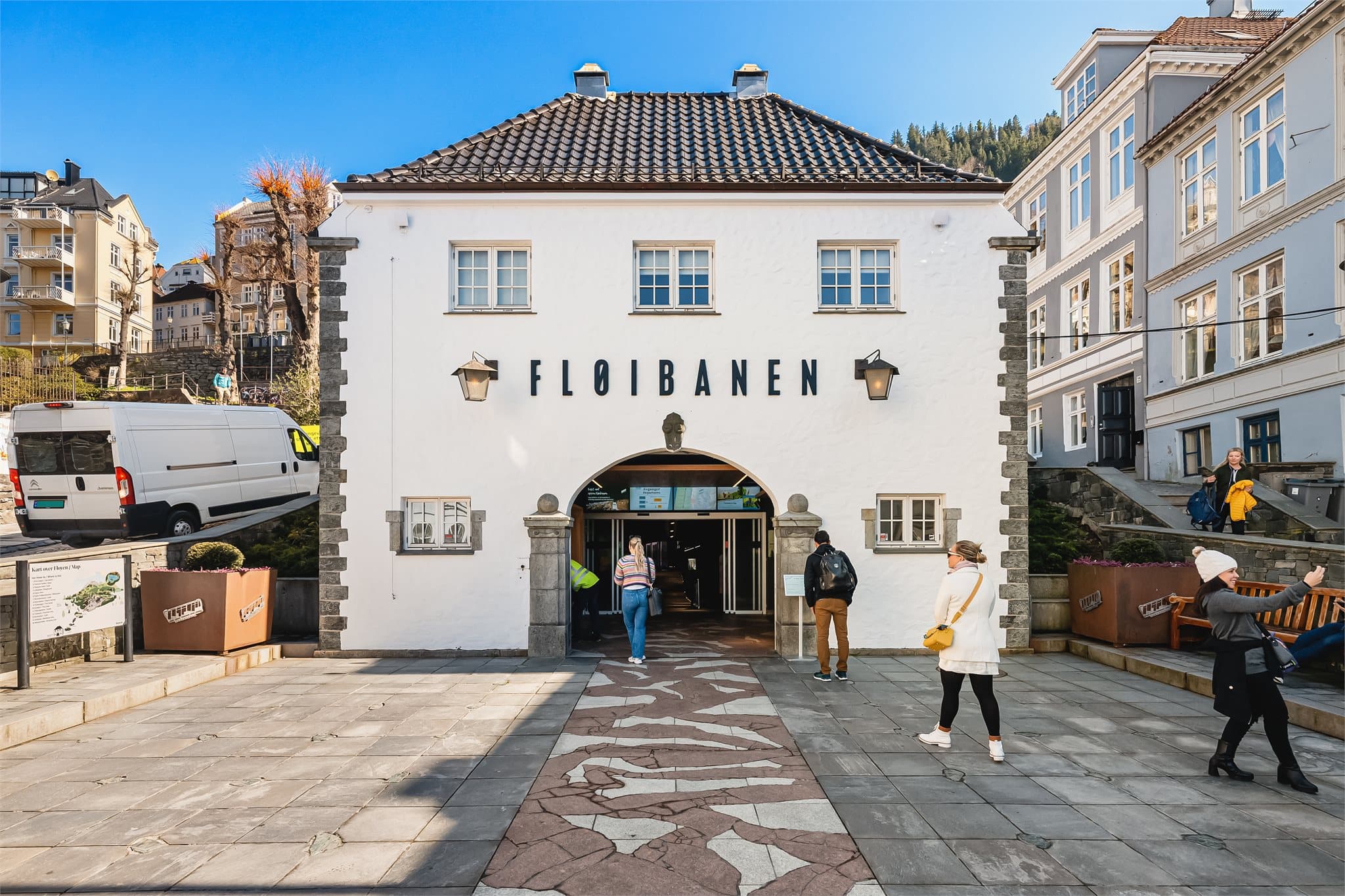 - Området byr på flotte turmuligheter som Stoltzekleiven og Fløyen -