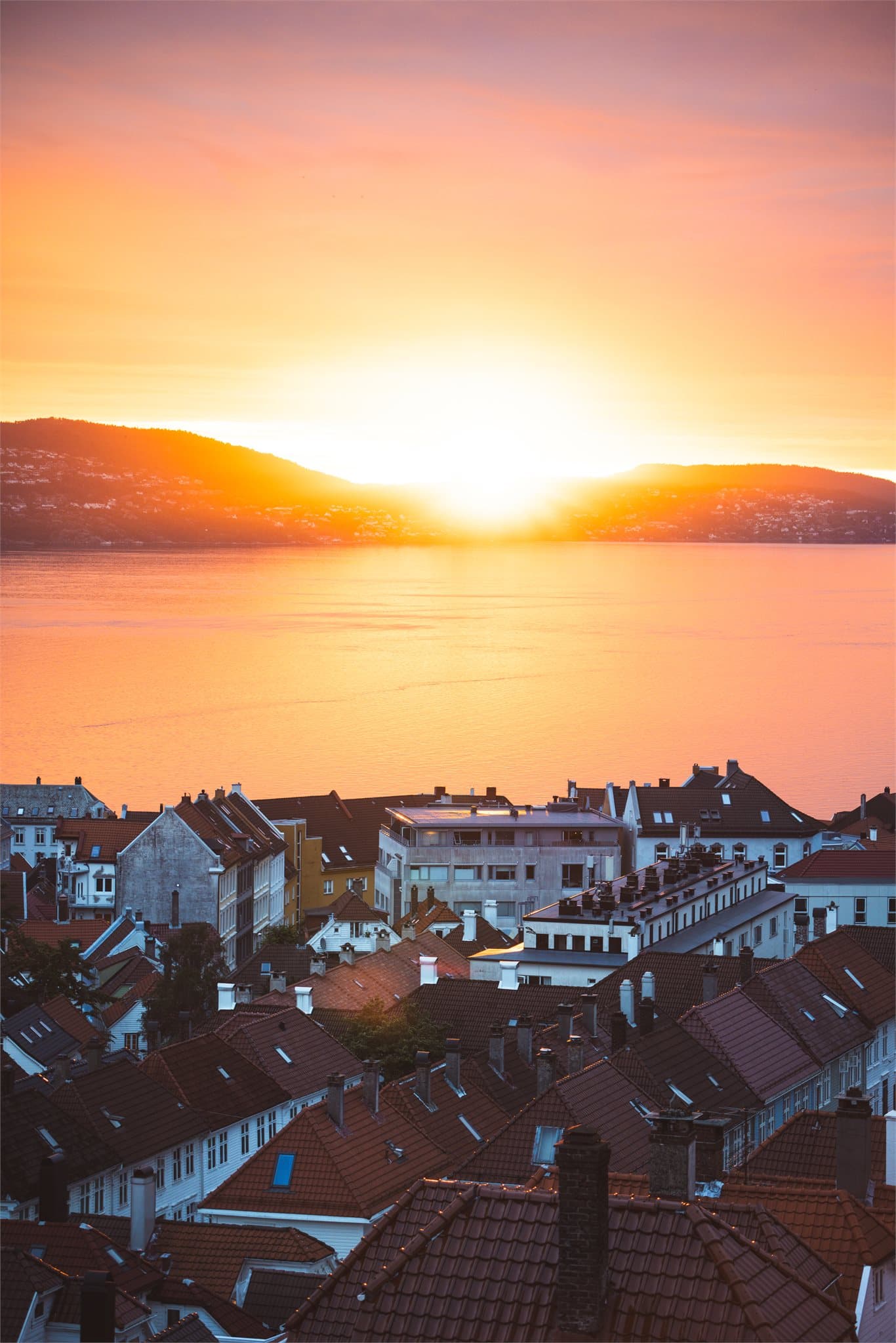 - Fantastiske solnedganger kan nytes fra egen balkong året rundt -