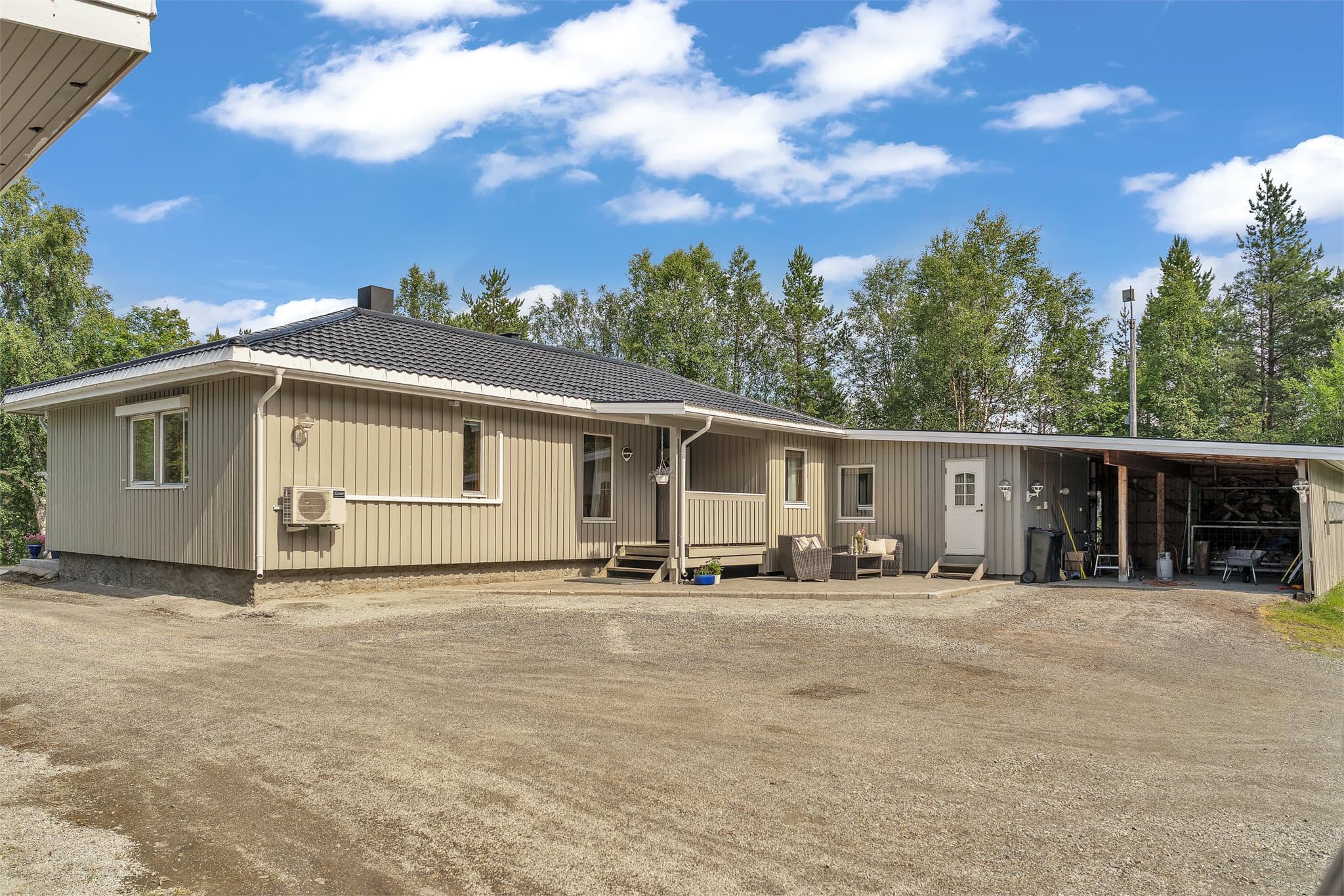 Det er mye lagringsplass på eiendommen i flere boder, carport og garasje