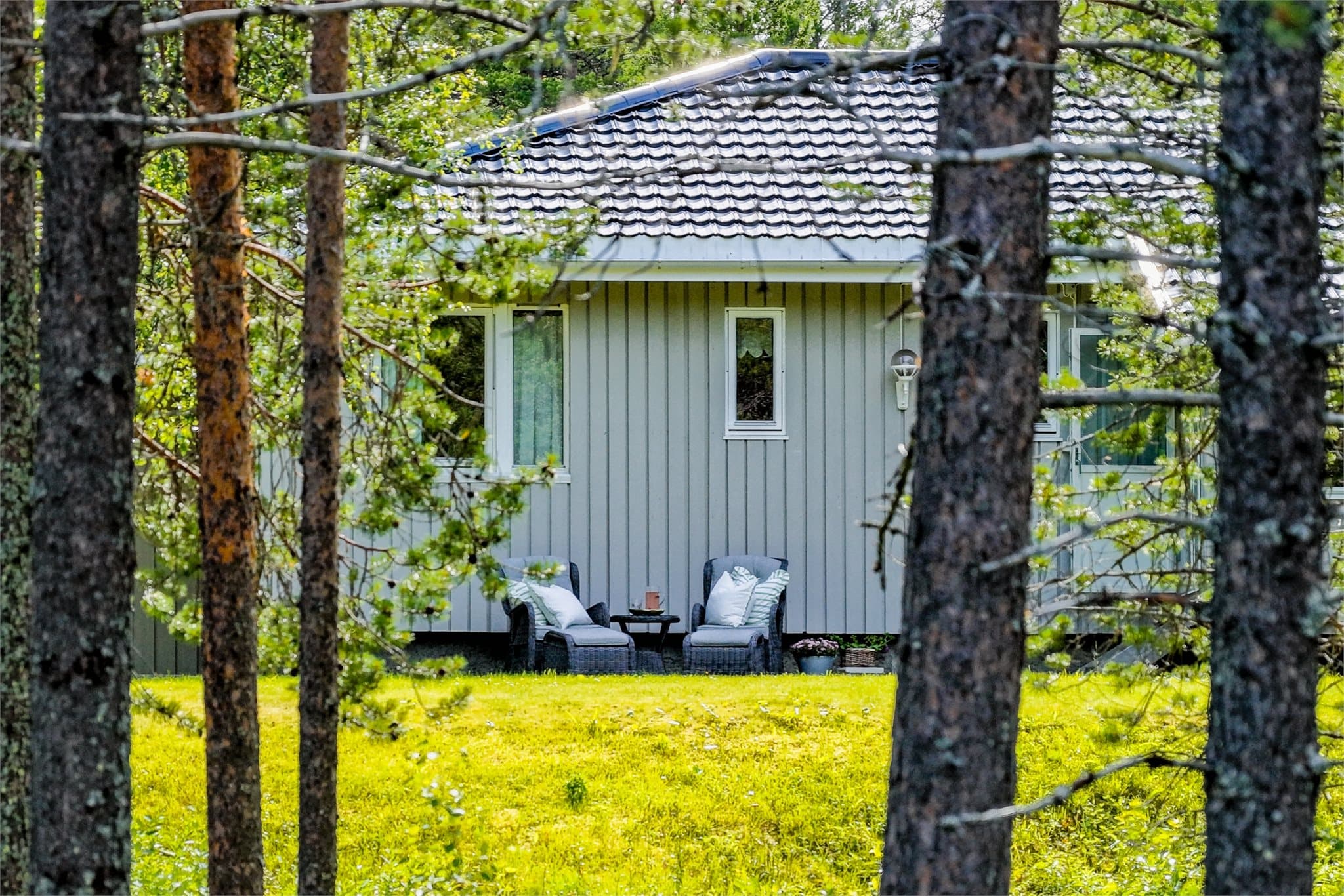Stor hage med god plass til lek for store og små