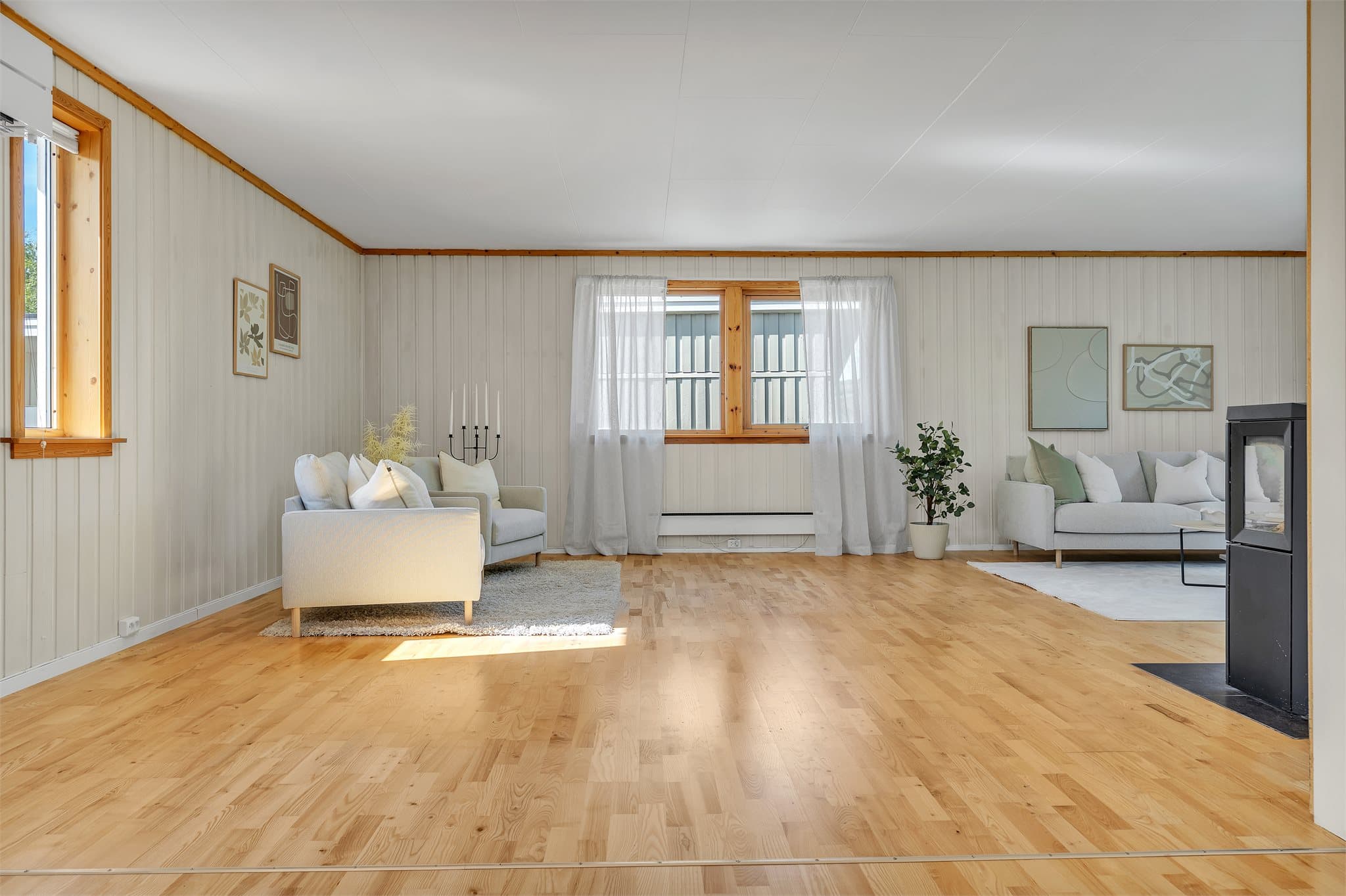 Her er det god plass til stor sofagruppe for hele familien, samt et loungeområde
