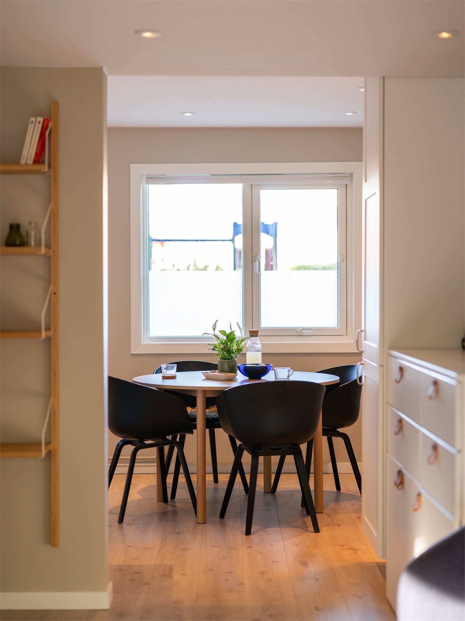 Store vindusflater sørger for rikelig med lys fra begge sider.