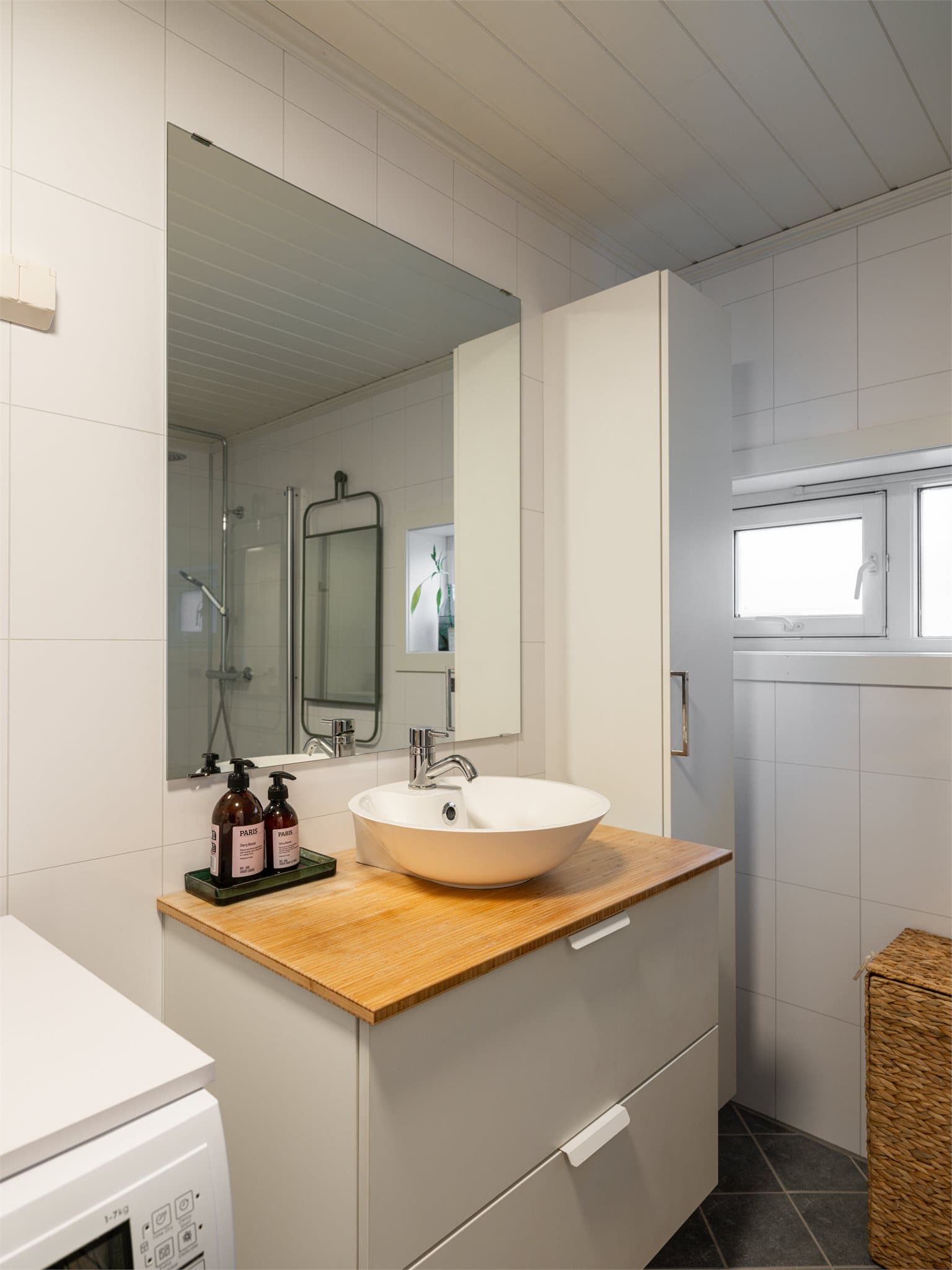 Moderne baderomsinnredning med mye lagringsplass.
