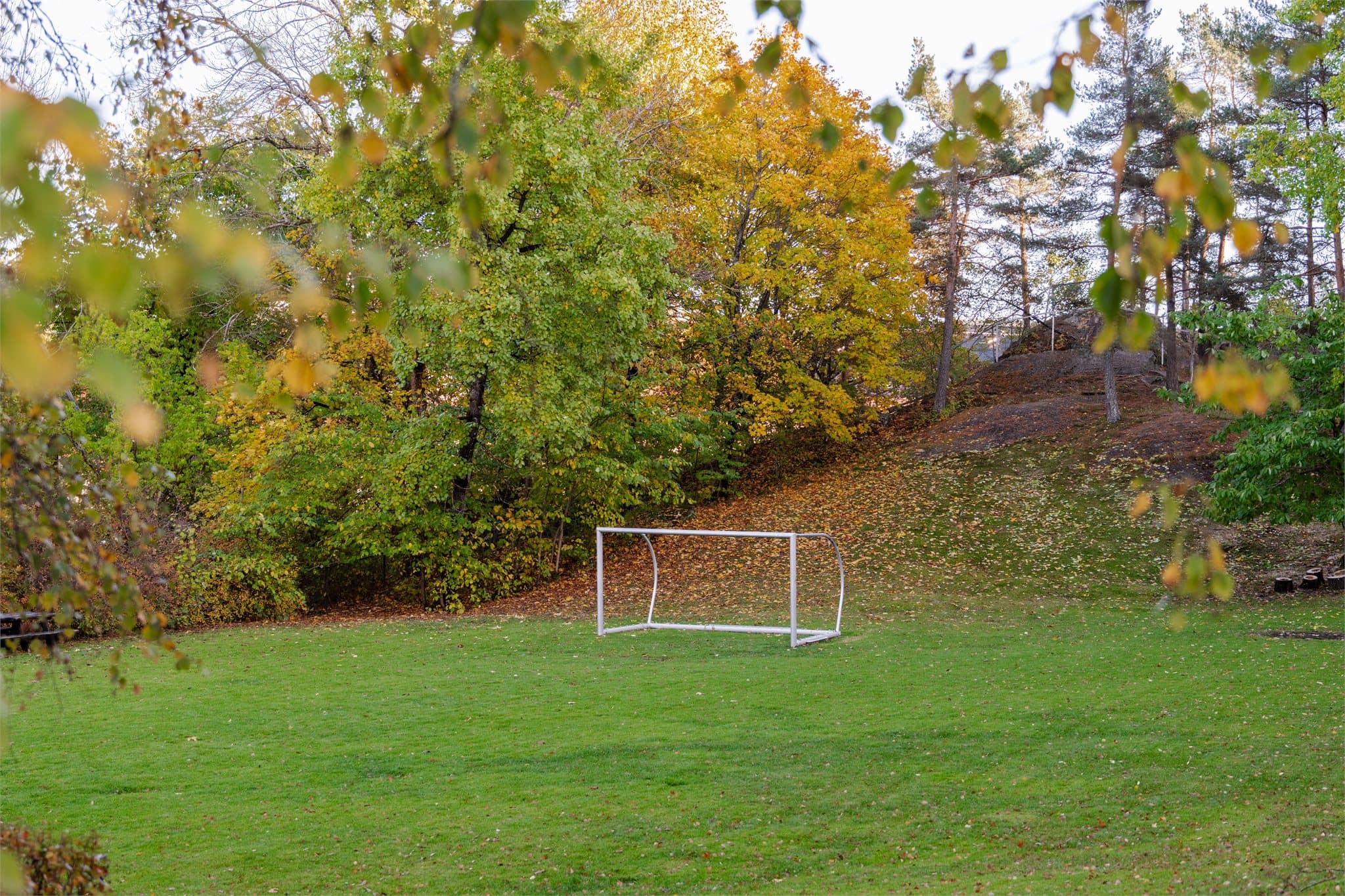 Kort vei til fotballbane, med gode muligheter for lek og aktivitet for store og små.