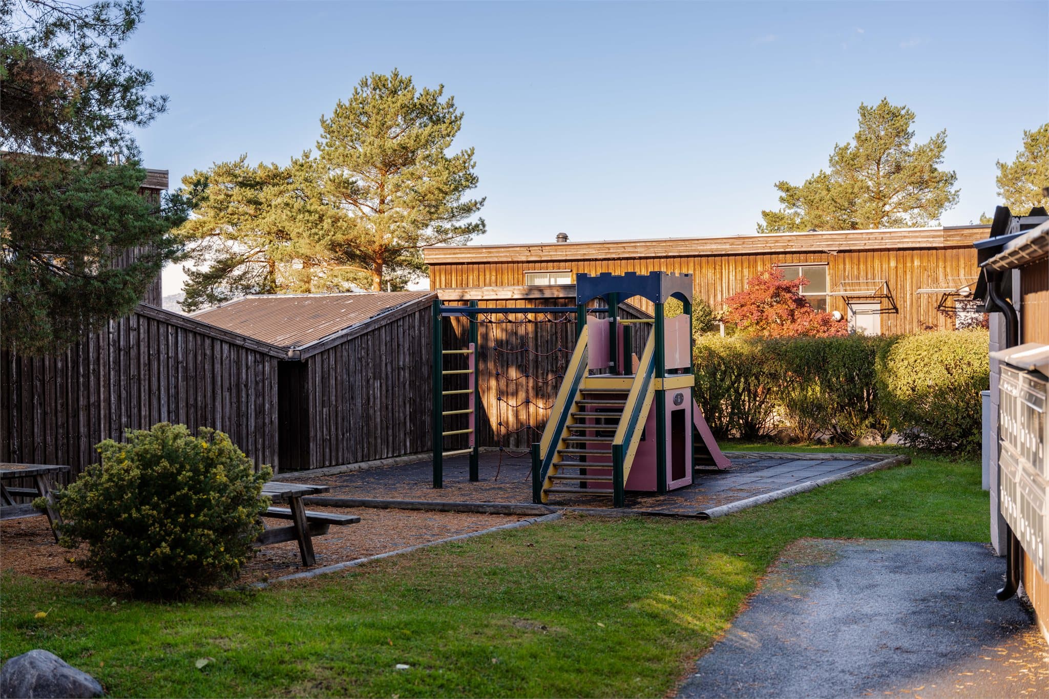 Hyggelig lekeplass og flere sittegrupper like ved leiligheten.