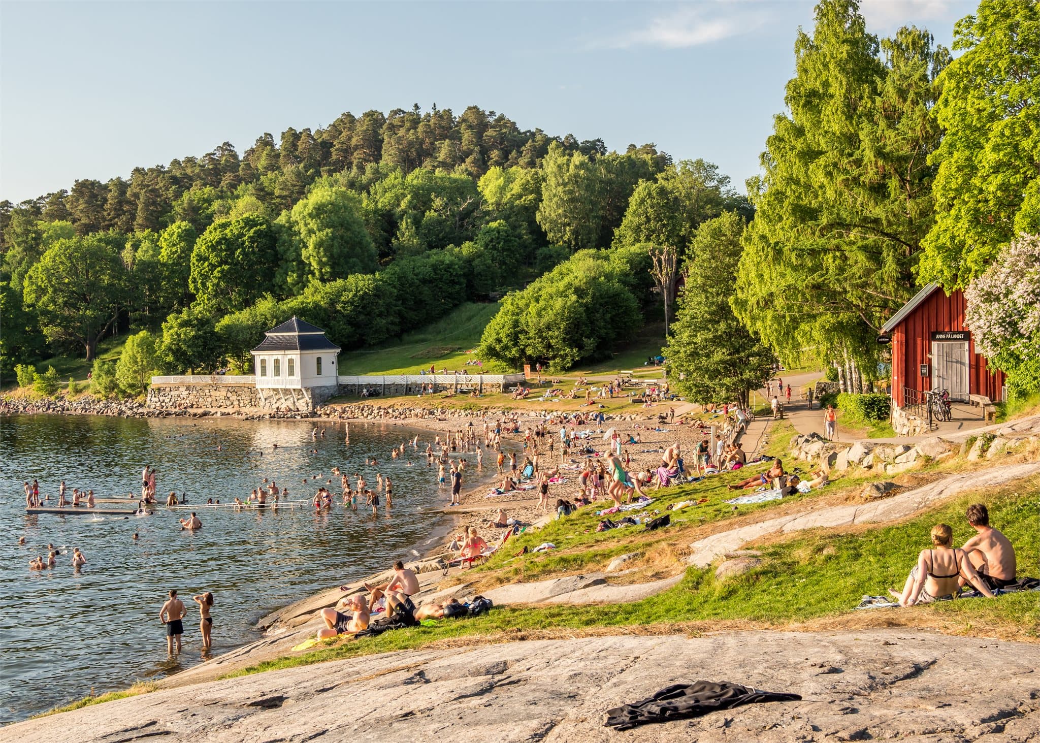 Kort vei til populære badeplasser som Sydstranda og Seterstranda på varme sommerdager.