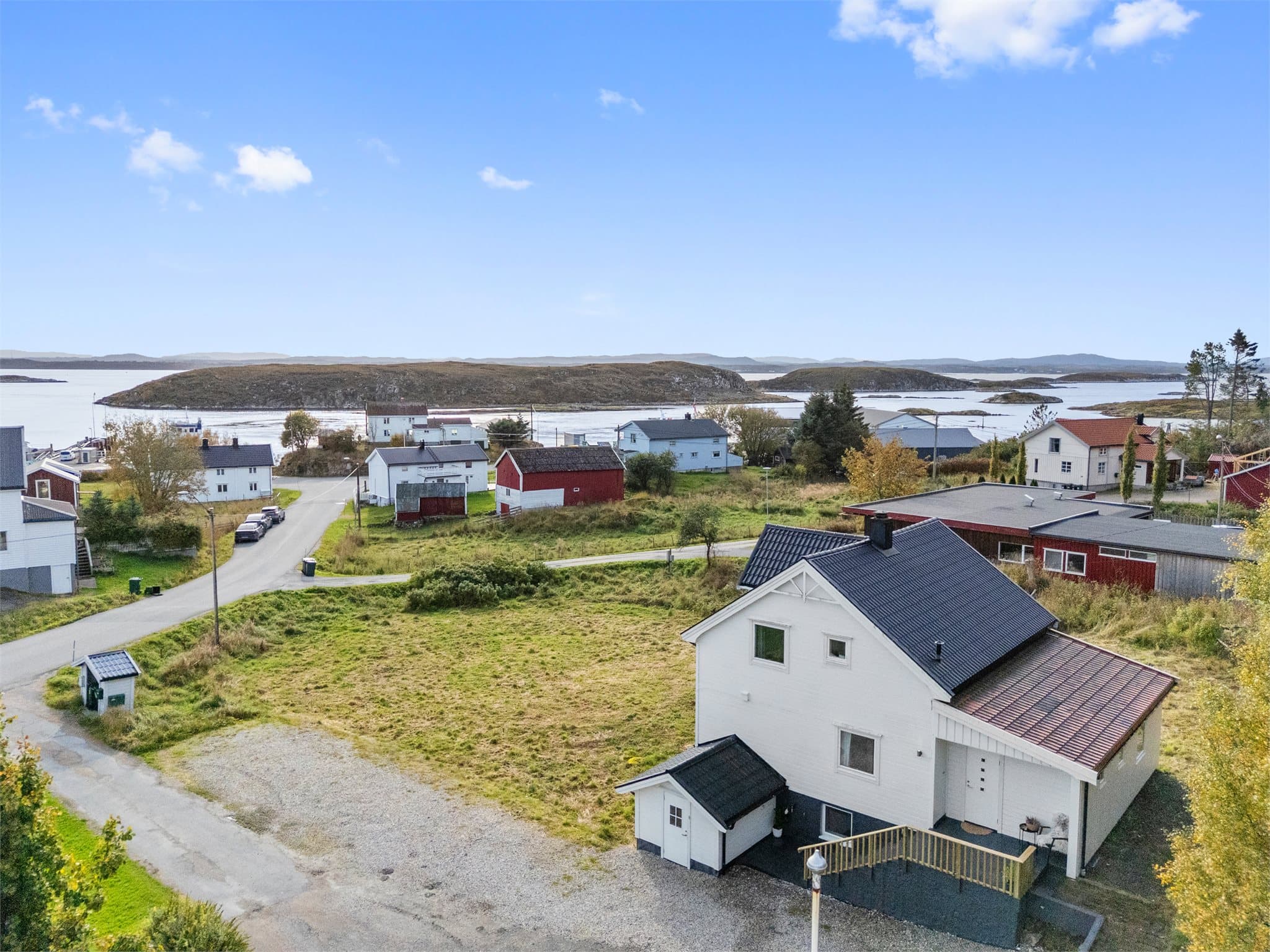 Her bor du med nærhet til både natur og sjø, med gode muligheter for turer og rekreasjon.