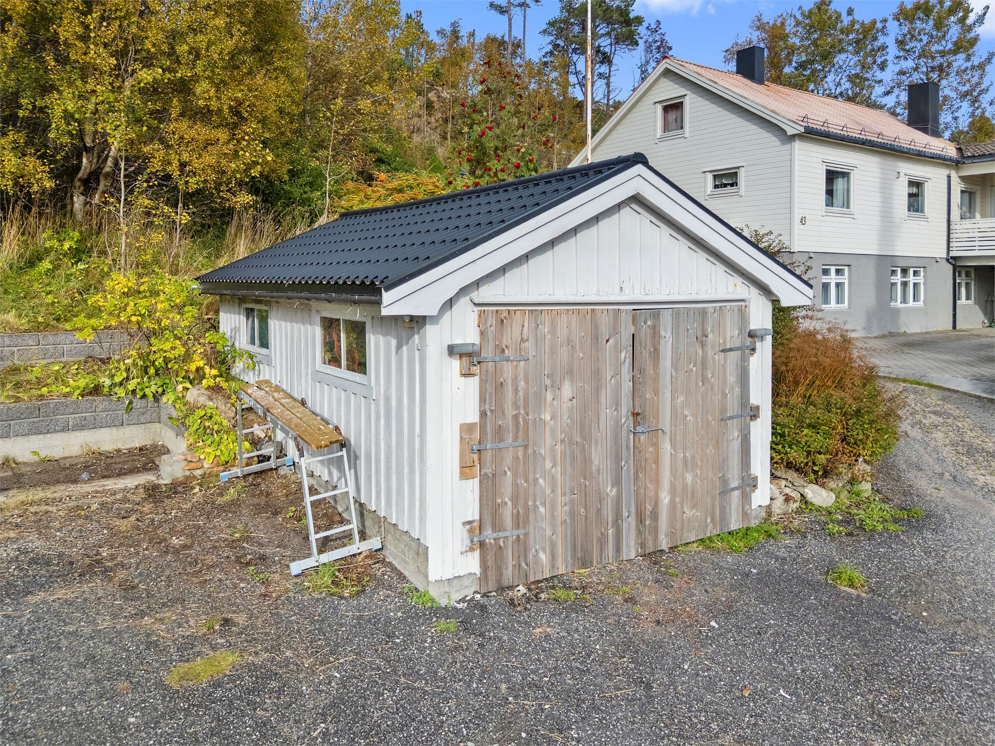 Boligen har et frittstående garasje med dobbeltdører og gode lagringsmuligheter.
