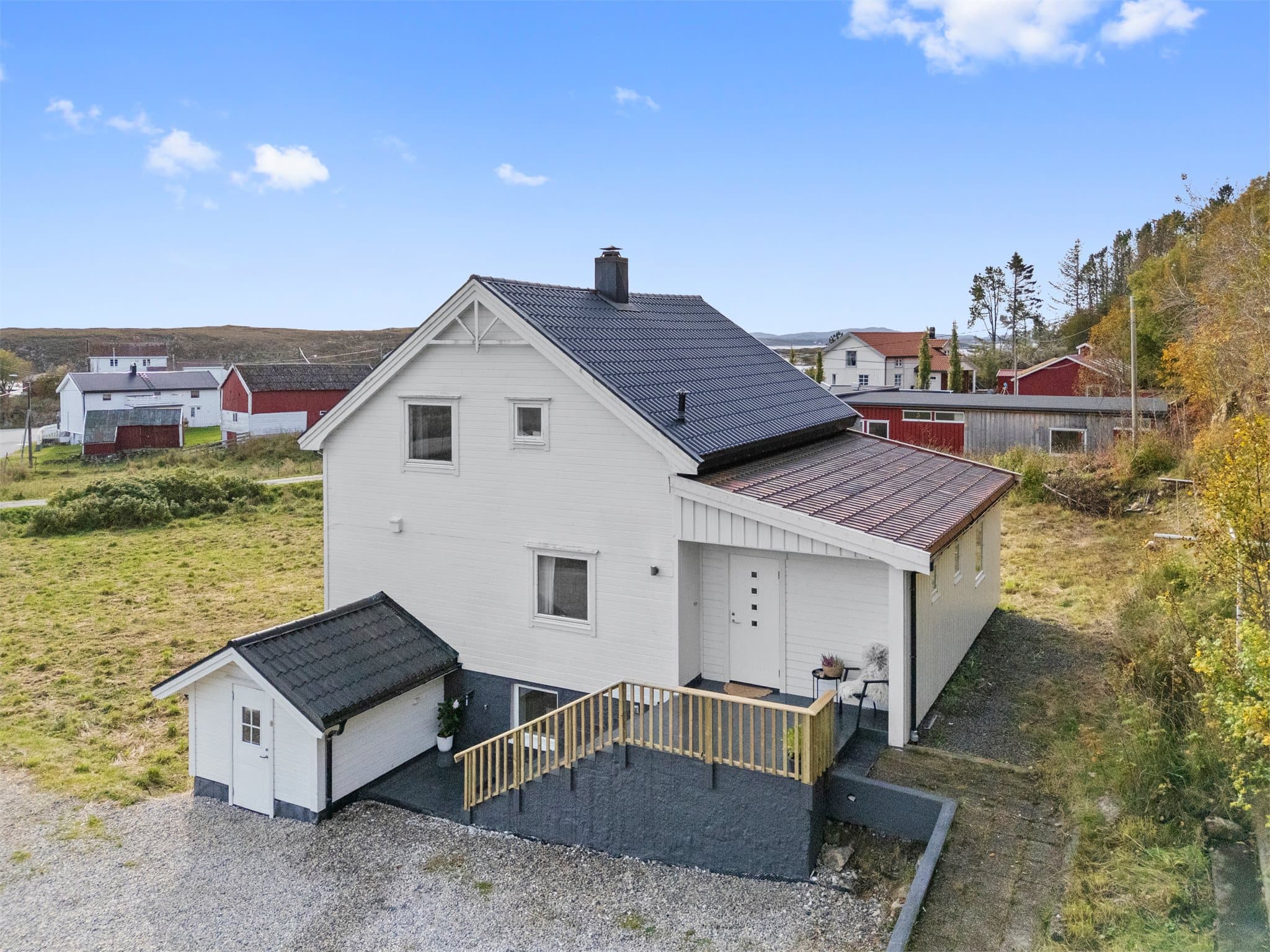 Stjernesenteret ligger kun ca. 10 minutters kjøring unna og byr på et godt utvalg av butikker og servicetilbud.