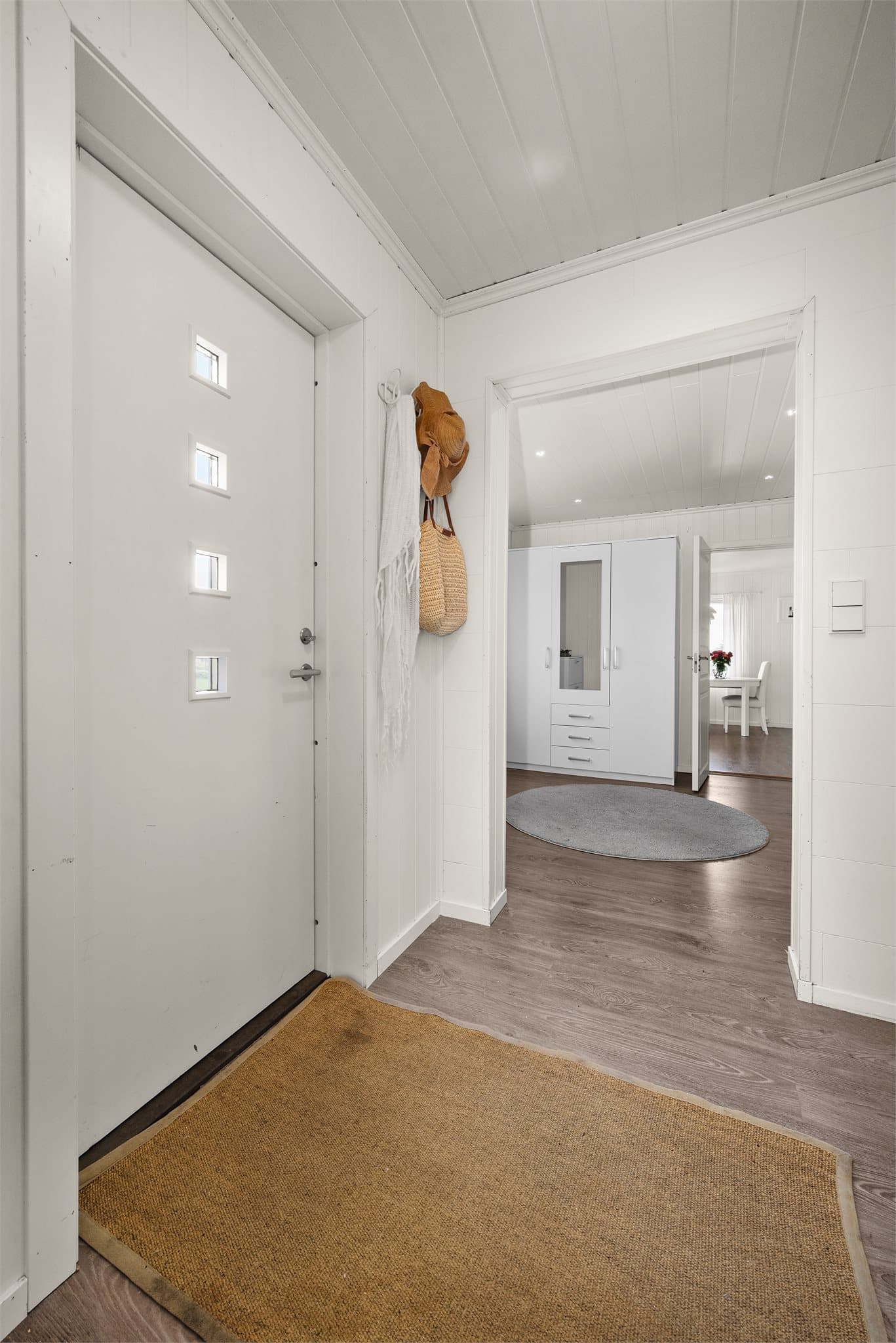 Inngangspartiet i 1. etasje leder inn til gangen og videre til oppholdsrommene.