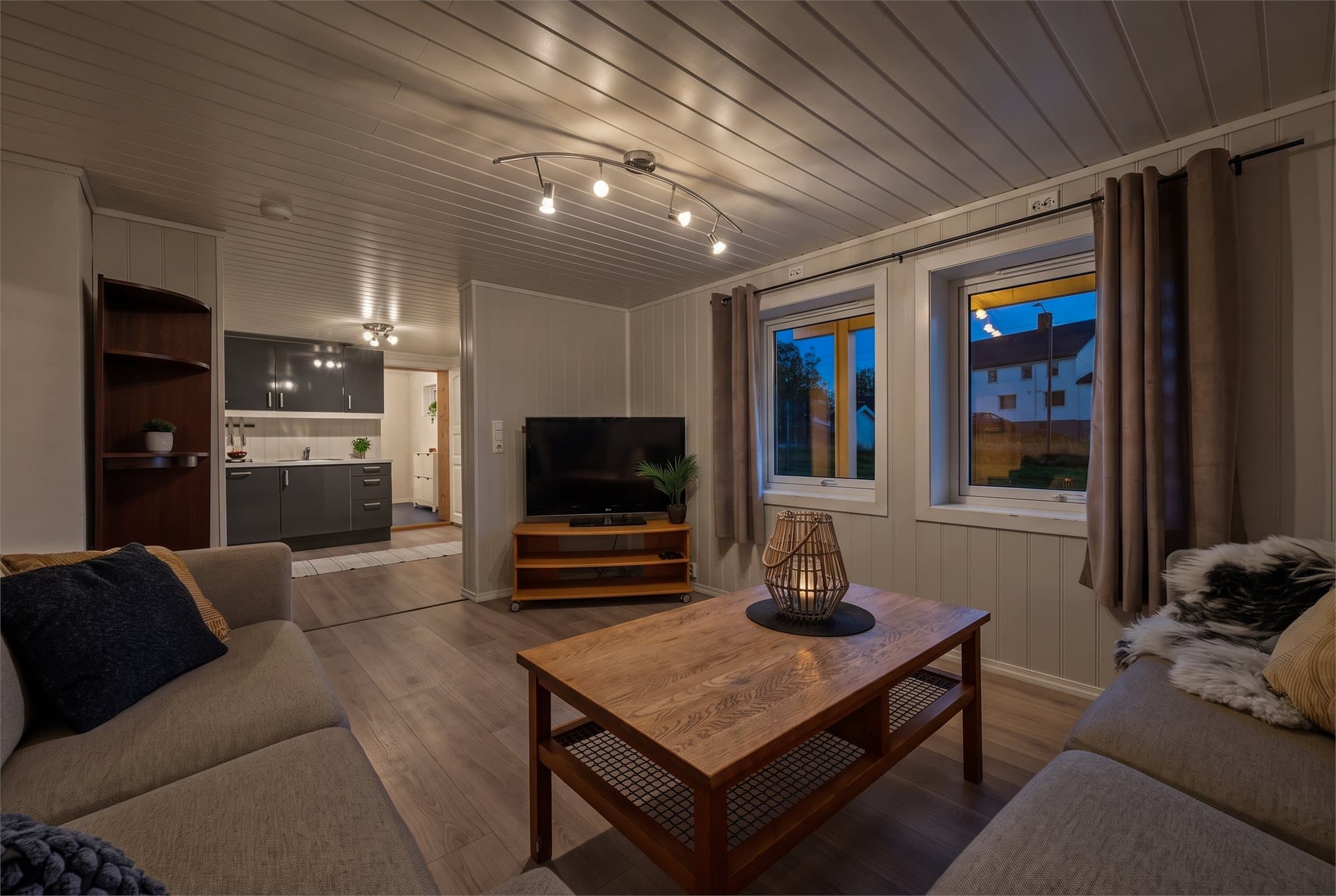 Her er det gode bruksmuligheter, med god plass til sofa og øvrig møblement.