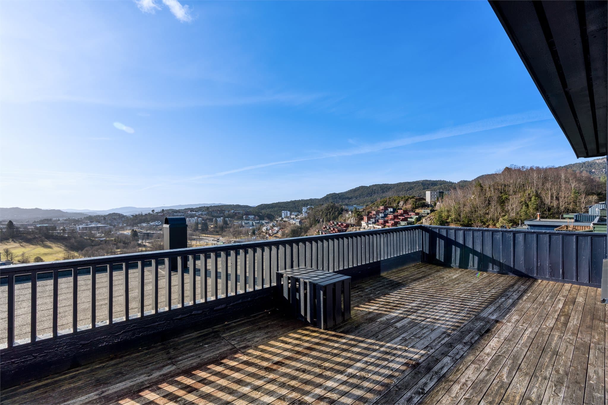 - Fra boligen har du vidstrakt utsikt mot majestetiske fjell og nydelig natur -