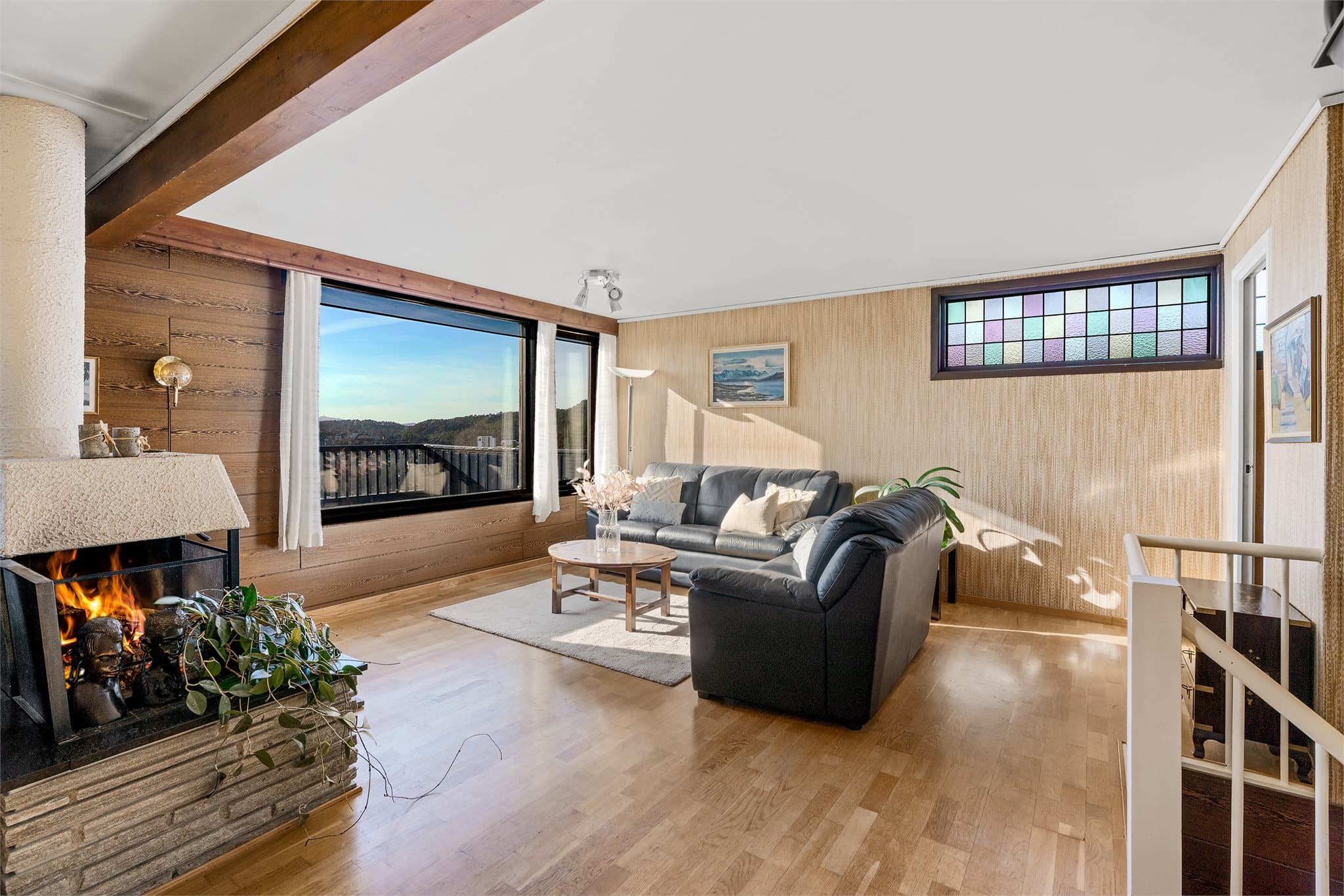 - Svært praktisk med ildsted - bidrar til lavere strømutgifter og ekstra hygge -