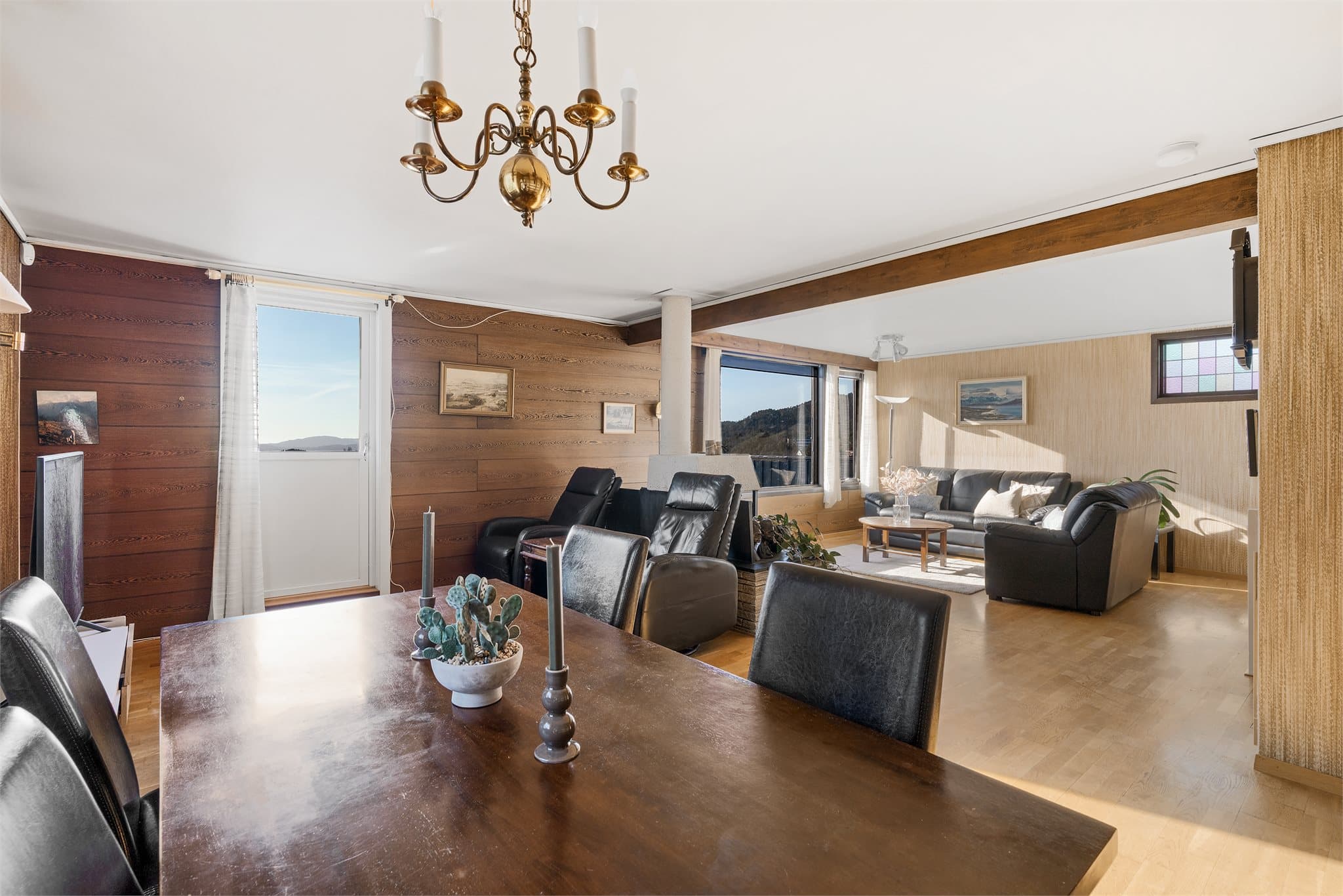 - Stuens utforming gjør det enkelt å innrede med sofa- og spisegruppe i hver sin naturlige sone -