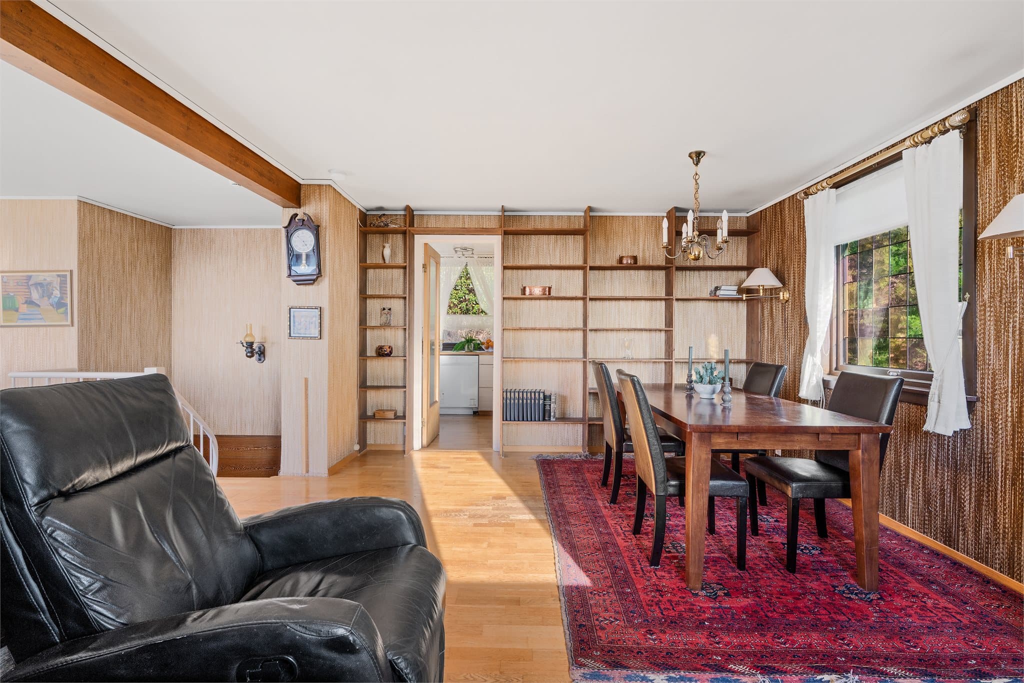 - Mye inkl. i felleskostnadene; garasje, kabel-tv/bredbånd, feieavgift, kommunale avgifter m.m. -